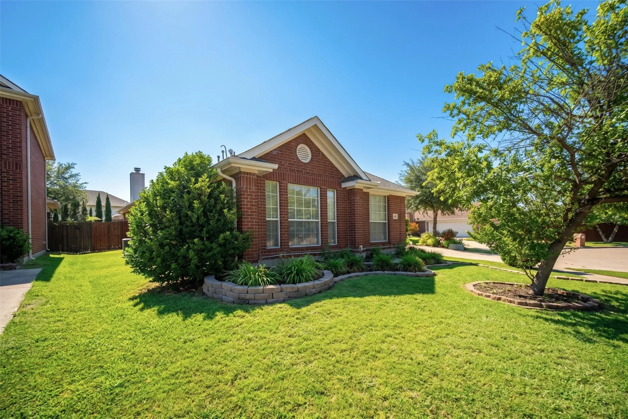 Single Family Residence For Sale in Dallas County , 3413 Castleman Cove Drive, Garland, Texas 75040, 4 Bedroom, 3 Bathroom, 2 Garage spaces, 2,411 Sqft, built in 2000, mls#21373459, Real Estate Agent in Garland, Homes For Sale in Dallas county, Homes For Sale in Garland, Realtor in Garland Texas, Real Estate Brokerage Independent Realty Texas, Luminita Cordes Realtor