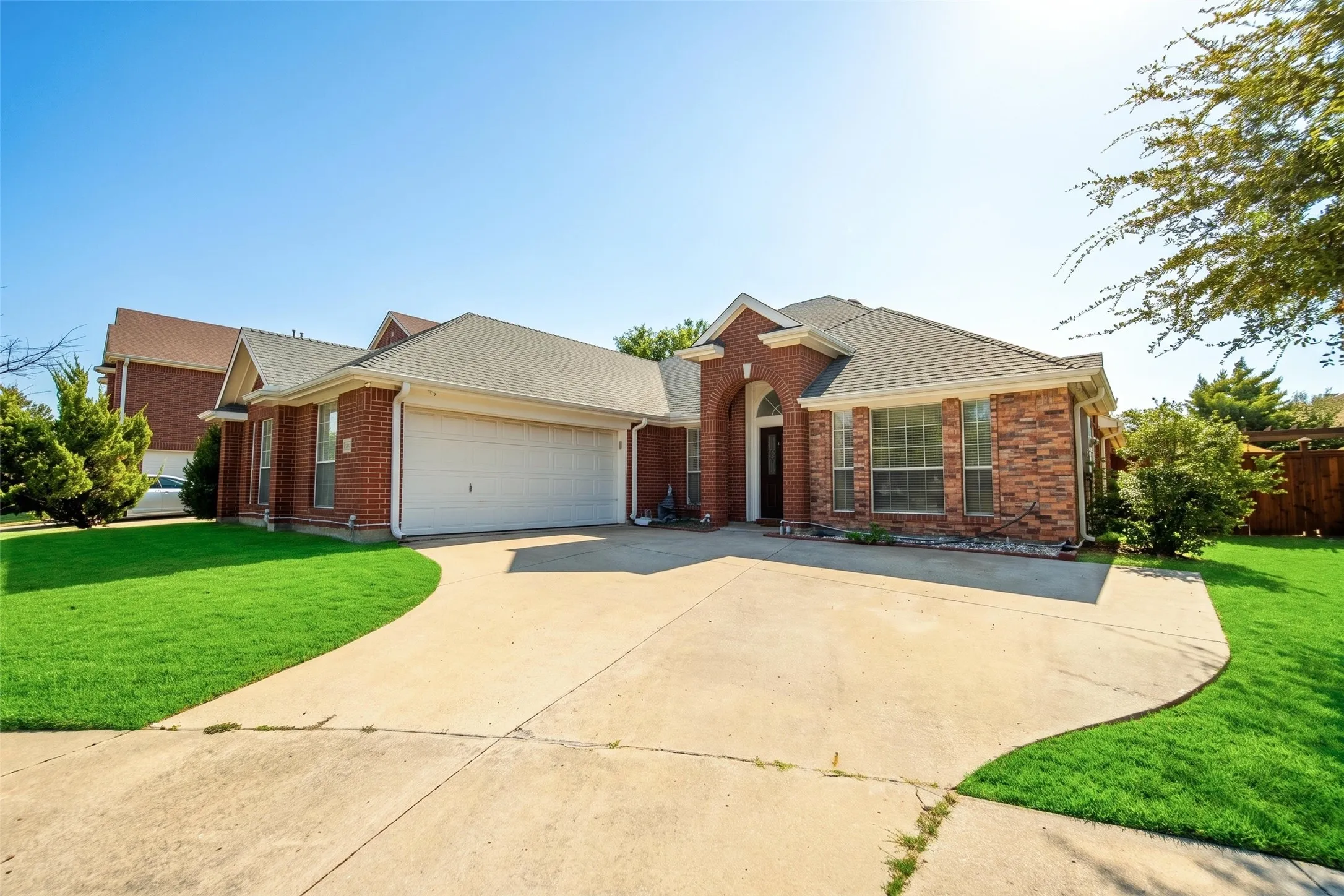 Single Family Residence For Sale in Dallas County , 3413 Castleman Cove Drive, Garland, Texas 75040, 4 Bedroom, 3 Bathroom, 2 Garage spaces, 2,411 Sqft, built in 2000, mls#21373459, Real Estate Agent in Garland, Homes For Sale in Dallas county, Homes For Sale in Garland, Realtor in Garland Texas, Real Estate Brokerage Independent Realty Texas, Luminita Cordes Realtor