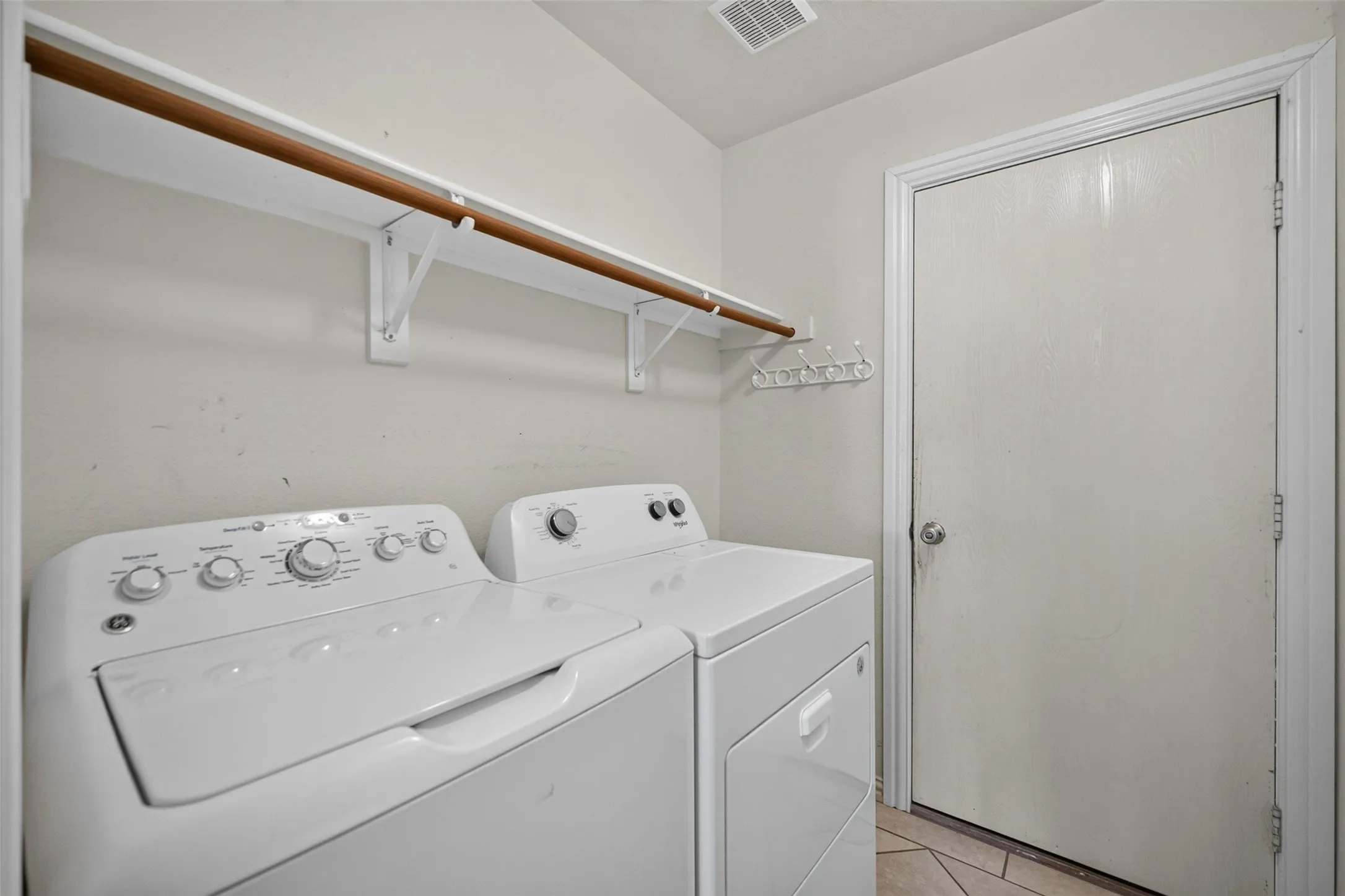 Single Family Residence For Sale in Dallas County , 3413 Castleman Cove Drive, Garland, Texas 75040, 4 Bedroom, 3 Bathroom, 2 Garage spaces, 2,411 Sqft, built in 2000, mls#21373459, Real Estate Agent in Garland, Homes For Sale in Dallas county, Homes For Sale in Garland, Realtor in Garland Texas, Real Estate Brokerage Independent Realty Texas, Luminita Cordes Realtor
