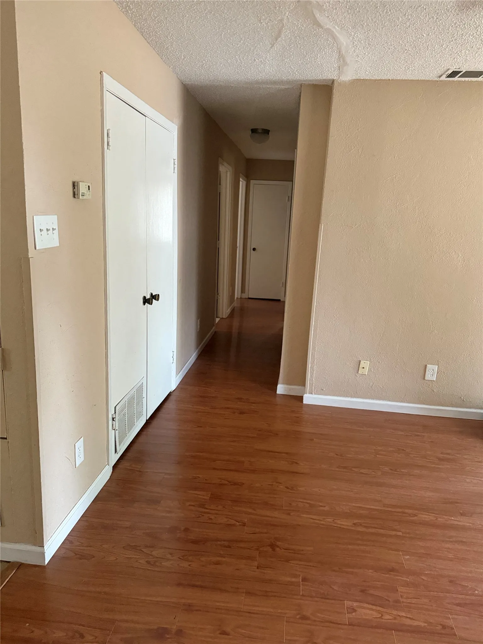 Single Family Residence For Sale in Dallas County , 2418 Fulton Drive, Mesquite, Texas 75150, 3 Bedroom, 2 Bathroom, 1 Garage spaces, 990 Sqft, built in 1961, mls#21381569, Real Estate Agent in Mesquite, Homes For Sale in Dallas county, Homes For Sale in Mesquite, Realtor in Mesquite Texas, Real Estate Brokerage Independent Realty Texas, Luminita Cordes Realtor