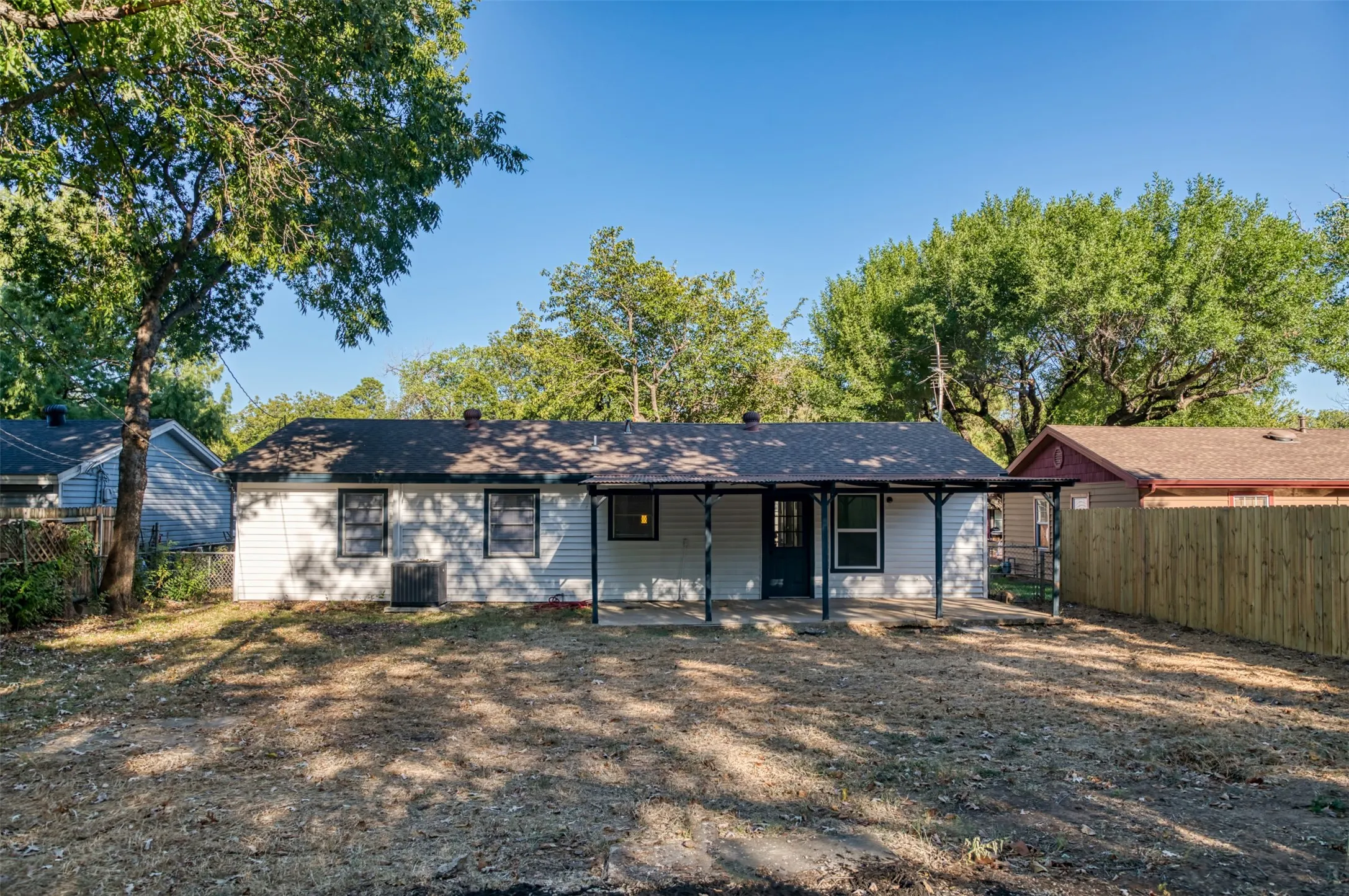 Single Family Residence For Sale in Tarrant County , 414 Freestone Drive, Euless, Texas 76039, 4 Bedroom, 1 Bathroom, 9 Garage spaces, 1,169 Sqft, built in 1959, mls#21355171, Real Estate Agent in Euless, Homes For Sale in Tarrant county, Homes For Sale in Euless, Realtor in Euless Texas, Real Estate Brokerage Independent Realty Texas, Luminita Cordes Realtor