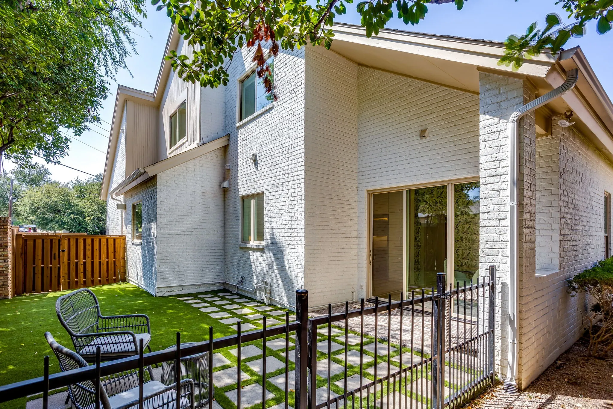 Single Family Residence For Sale in Tarrant County , 2144 Fountain Square Drive, Fort Worth, Texas 76107, 4 Bedroom, 4 Bathroom, 2 Garage spaces, 3,710 Sqft, built in 1984, mls#21374791, Real Estate Agent in Fort Worth, Homes For Sale in Tarrant county, Homes For Sale in Fort Worth, Realtor in Fort Worth Texas, Real Estate Brokerage Independent Realty Texas, Luminita Cordes Realtor