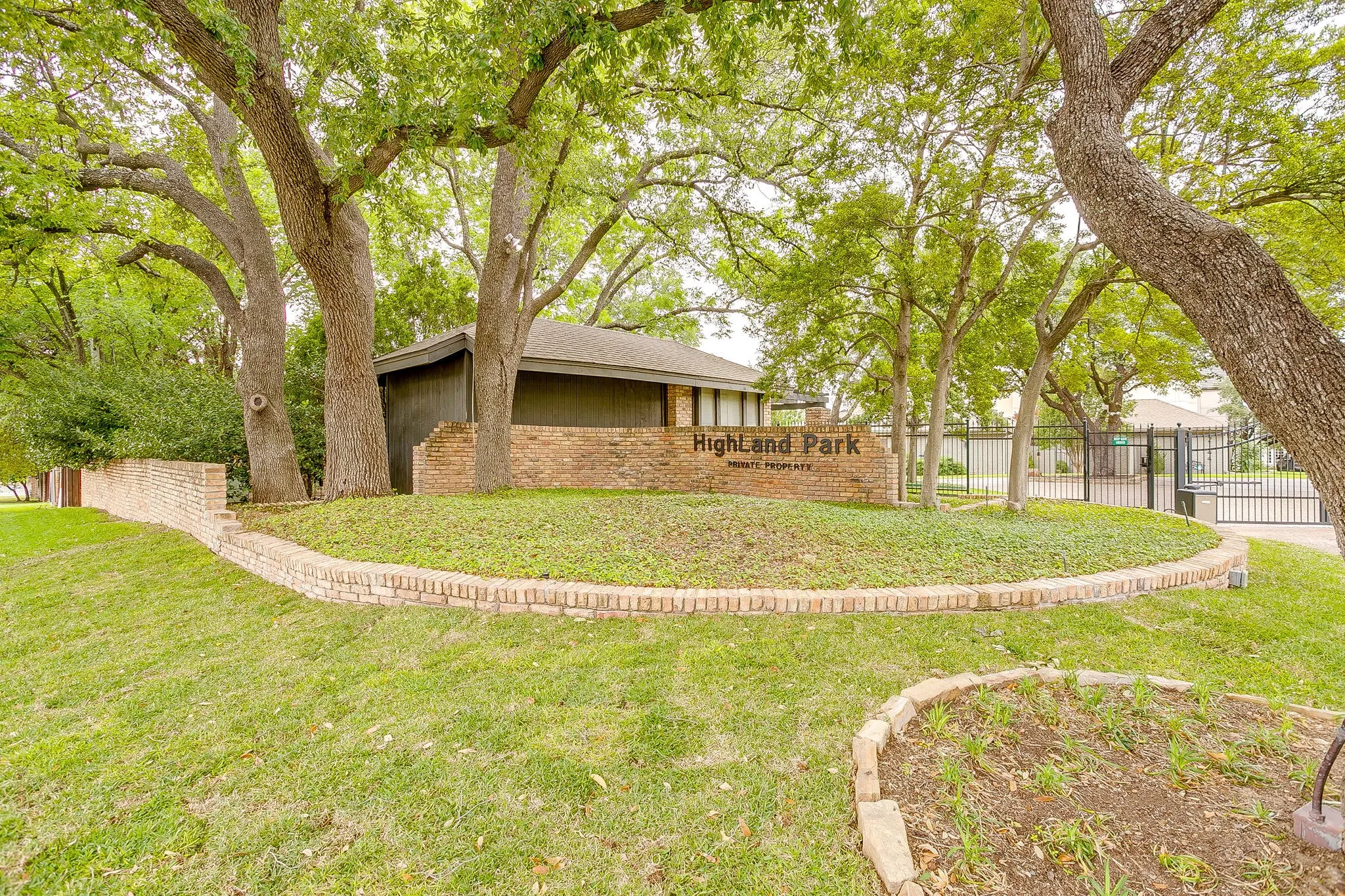 Single Family Residence For Sale in Tarrant County , 2144 Fountain Square Drive, Fort Worth, Texas 76107, 4 Bedroom, 4 Bathroom, 2 Garage spaces, 3,710 Sqft, built in 1984, mls#21374791, Real Estate Agent in Fort Worth, Homes For Sale in Tarrant county, Homes For Sale in Fort Worth, Realtor in Fort Worth Texas, Real Estate Brokerage Independent Realty Texas, Luminita Cordes Realtor
