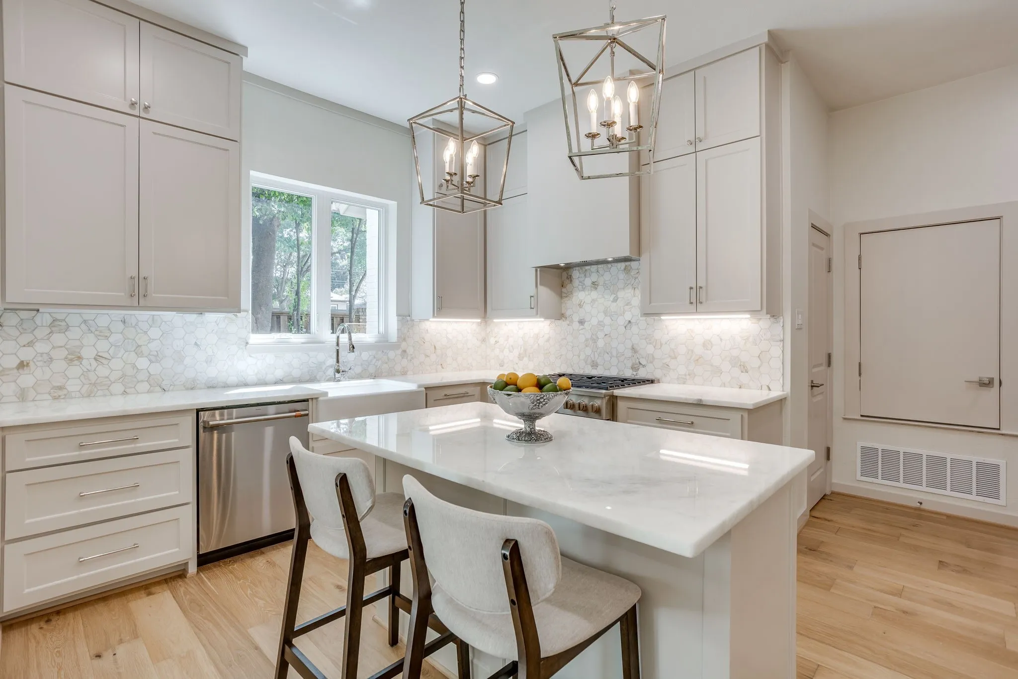 Single Family Residence For Sale in Tarrant County , 2144 Fountain Square Drive, Fort Worth, Texas 76107, 4 Bedroom, 4 Bathroom, 2 Garage spaces, 3,710 Sqft, built in 1984, mls#21374791, Real Estate Agent in Fort Worth, Homes For Sale in Tarrant county, Homes For Sale in Fort Worth, Realtor in Fort Worth Texas, Real Estate Brokerage Independent Realty Texas, Luminita Cordes Realtor