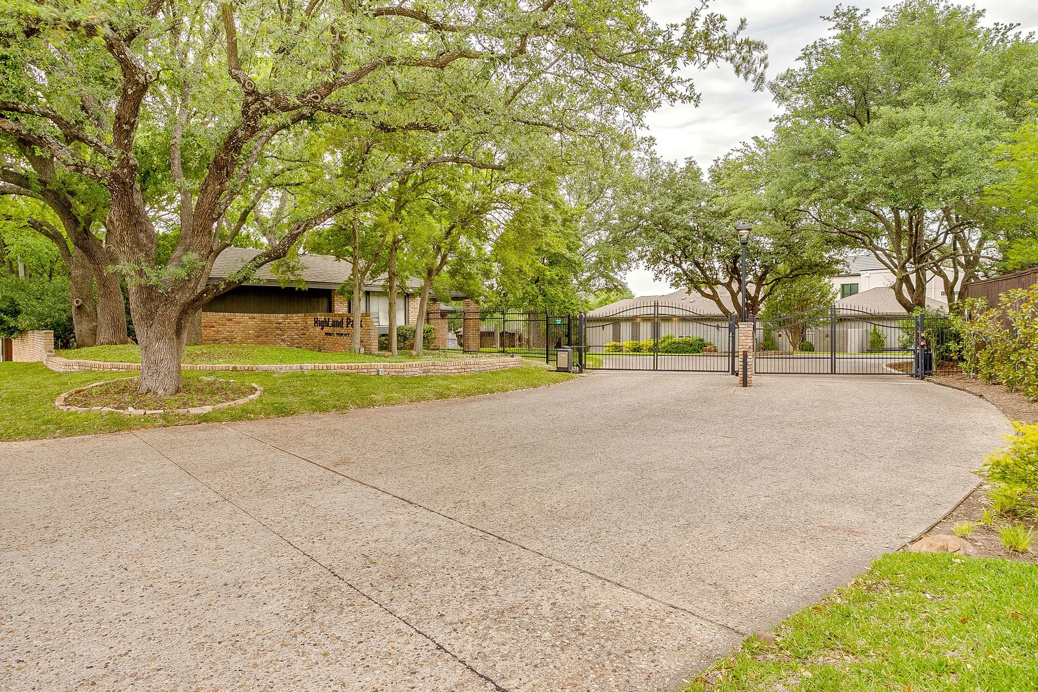 Single Family Residence For Sale in Tarrant County , 2144 Fountain Square Drive, Fort Worth, Texas 76107, 4 Bedroom, 4 Bathroom, 2 Garage spaces, 3,710 Sqft, built in 1984, mls#21374791, Real Estate Agent in Fort Worth, Homes For Sale in Tarrant county, Homes For Sale in Fort Worth, Realtor in Fort Worth Texas, Real Estate Brokerage Independent Realty Texas, Luminita Cordes Realtor