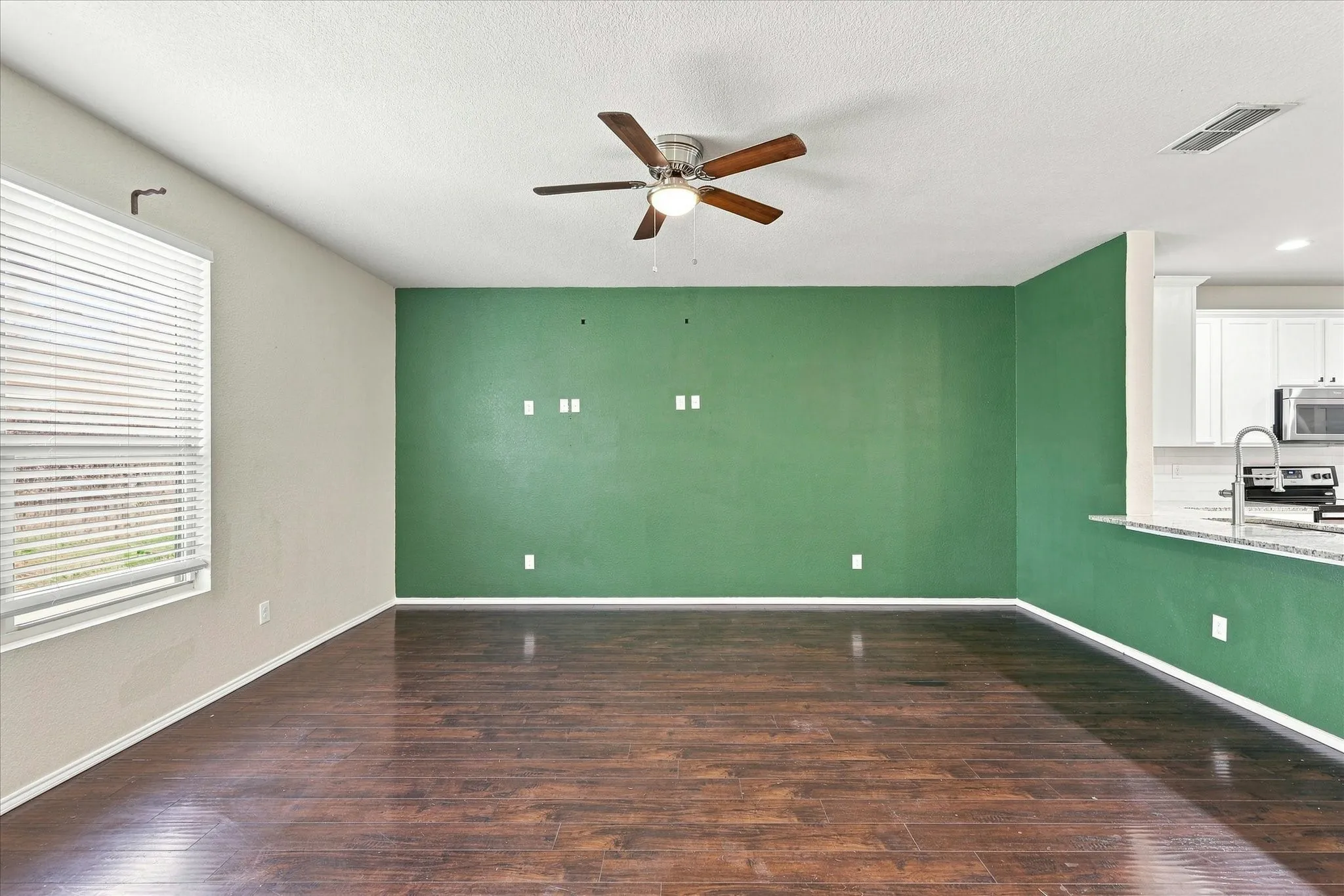 Single Family Residence For Sale in Kaufman County , 2113 Danibelle Drive, Heartland, Texas 75126, 3 Bedroom, 3 Bathroom, 2 Garage spaces, 2,536 Sqft, built in 2015, mls#21373853, Real Estate Agent in Heartland, Homes For Sale in Kaufman county, Homes For Sale in Heartland, Realtor in Heartland Texas, Real Estate Brokerage Independent Realty Texas, Luminita Cordes Realtor