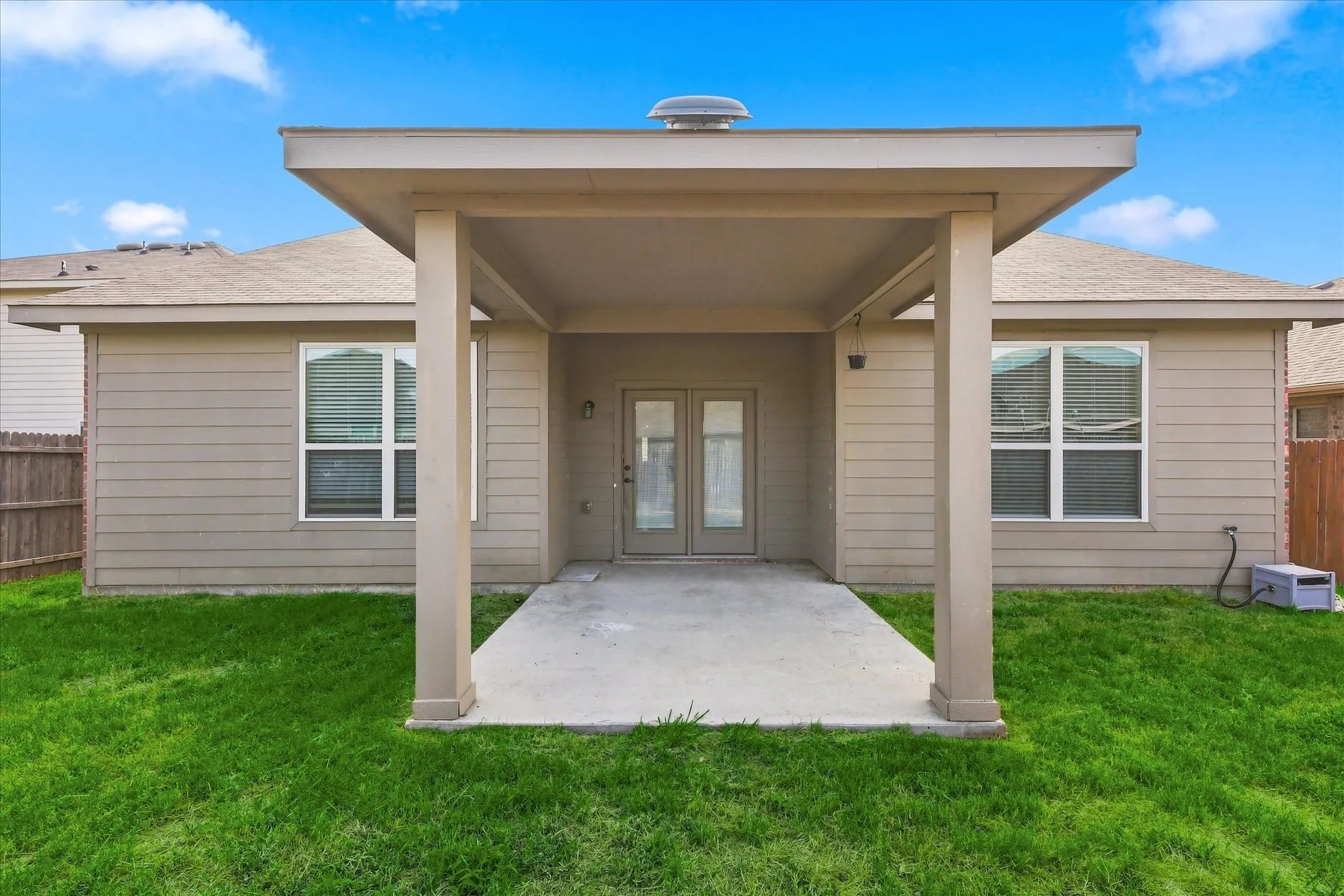 Single Family Residence For Sale in Kaufman County , 2113 Danibelle Drive, Heartland, Texas 75126, 3 Bedroom, 3 Bathroom, 2 Garage spaces, 2,536 Sqft, built in 2015, mls#21373853, Real Estate Agent in Heartland, Homes For Sale in Kaufman county, Homes For Sale in Heartland, Realtor in Heartland Texas, Real Estate Brokerage Independent Realty Texas, Luminita Cordes Realtor