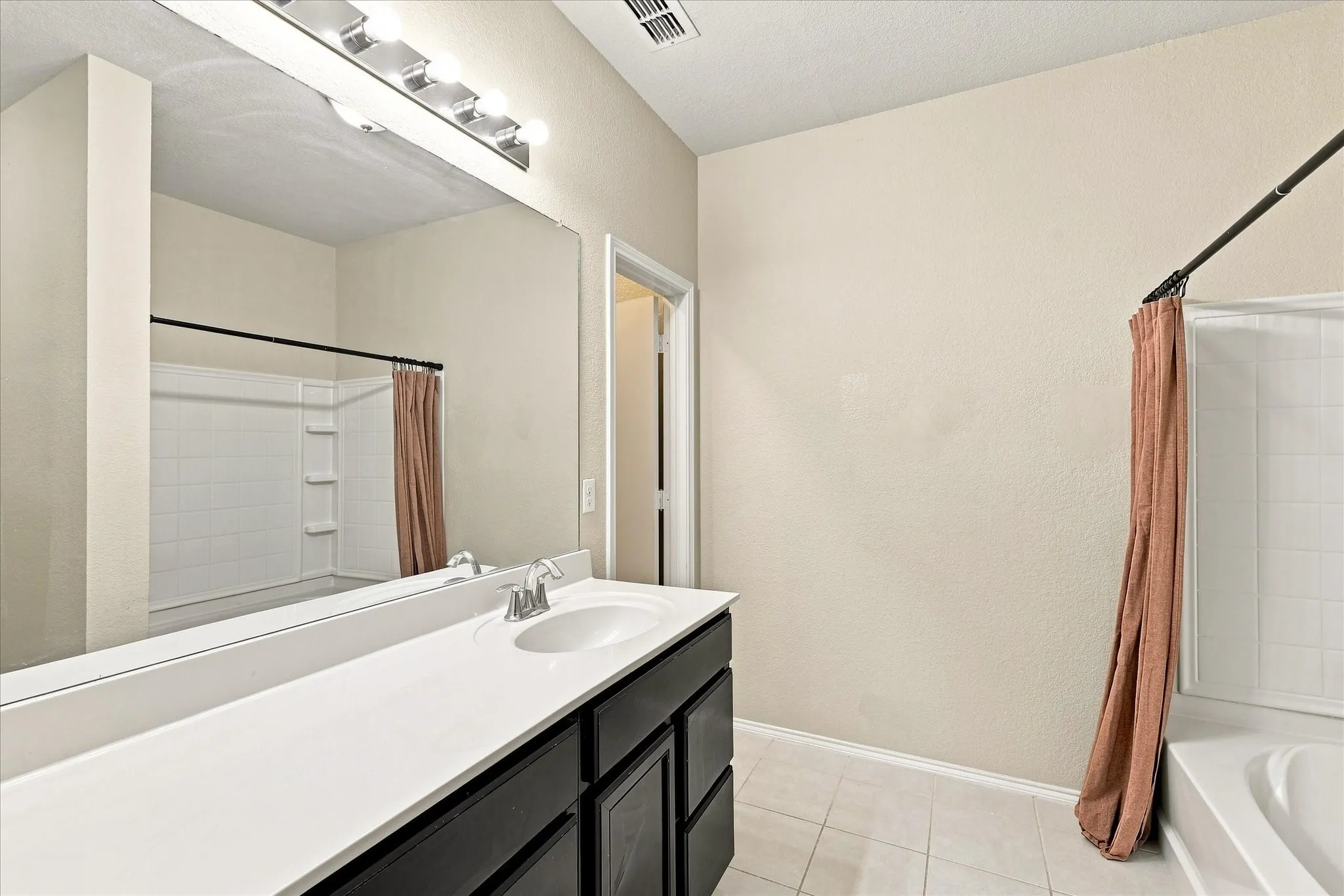 Single Family Residence For Sale in Kaufman County , 2113 Danibelle Drive, Heartland, Texas 75126, 3 Bedroom, 3 Bathroom, 2 Garage spaces, 2,536 Sqft, built in 2015, mls#21373853, Real Estate Agent in Heartland, Homes For Sale in Kaufman county, Homes For Sale in Heartland, Realtor in Heartland Texas, Real Estate Brokerage Independent Realty Texas, Luminita Cordes Realtor