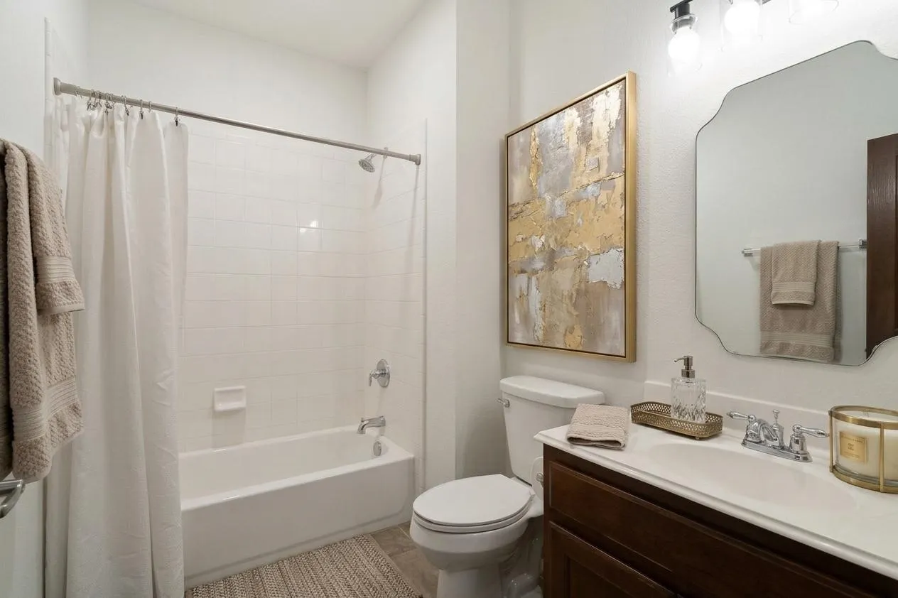 Single Family Residence For Sale in Tarrant County , 150 Fall Creek, Grapevine, Texas 76051, 3 Bedroom, 3 Bathroom, 2 Garage spaces, 3,165 Sqft, built in 2004, mls#21381571, Real Estate Agent in Grapevine, Homes For Sale in Tarrant county, Homes For Sale in Grapevine, Realtor in Grapevine Texas, Real Estate Brokerage Independent Realty Texas, Luminita Cordes Realtor