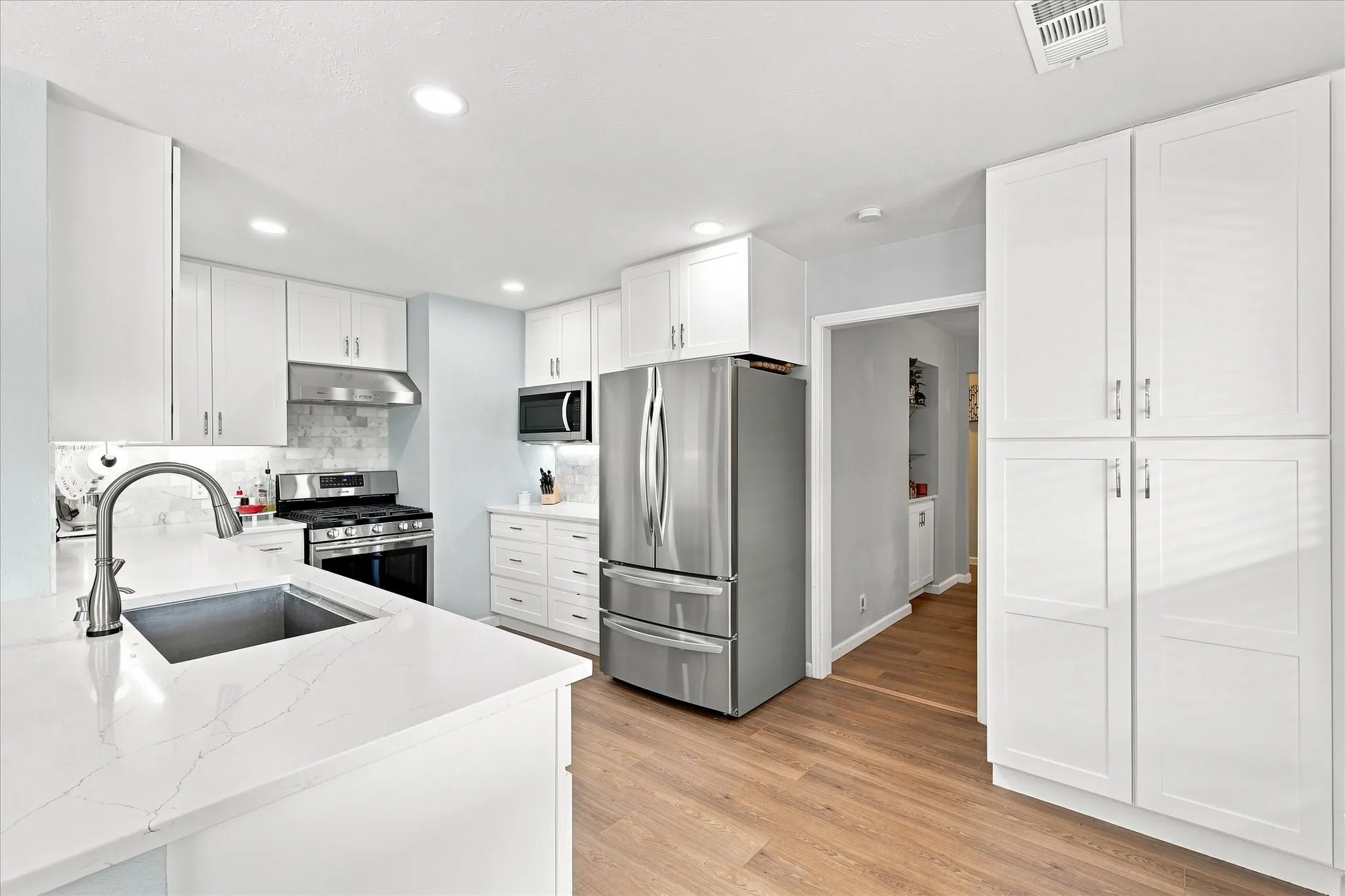 SS appliances with gas cooking - refrigerator to convey!