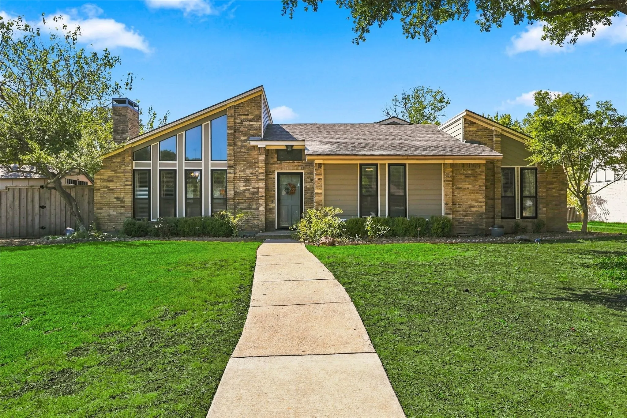 Single Family Residence For Sale in Collin County , 924 Thoreau Lane, Allen, Texas 75002, 3 Bedroom, 2 Bathroom, 2 Garage spaces, 1,878 Sqft, built in 1976, mls#21371156, Real Estate Agent in Allen, Homes For Sale in Collin county, Homes For Sale in Allen, Realtor in Allen Texas, Real Estate Brokerage Independent Realty Texas, Luminita Cordes Realtor