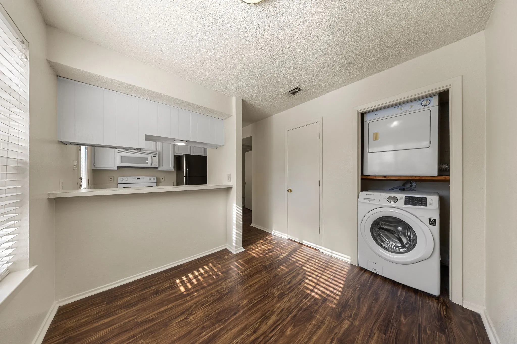 Townhouse For Rent in Denton County , 929 W Hickory Street A8, Denton, Texas 76201, 2 Bedroom, 3 Bathroom, Garage spaces, 1,047 Sqft, built in 1985, mls#21366322, Real Estate Agent in Denton, Homes For Rent in Denton county, Homes For Rent in Denton, Realtor in Denton Texas, Real Estate Brokerage Independent Realty Texas, Luminita Cordes Realtor