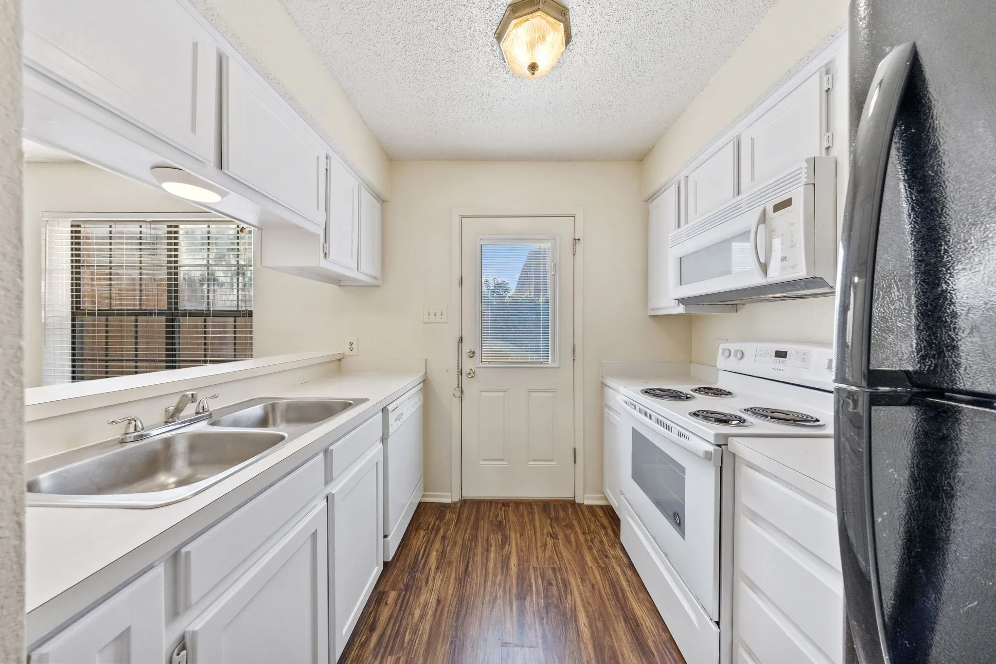Townhouse For Rent in Denton County , 929 W Hickory Street A8, Denton, Texas 76201, 2 Bedroom, 3 Bathroom, Garage spaces, 1,047 Sqft, built in 1985, mls#21366322, Real Estate Agent in Denton, Homes For Rent in Denton county, Homes For Rent in Denton, Realtor in Denton Texas, Real Estate Brokerage Independent Realty Texas, Luminita Cordes Realtor