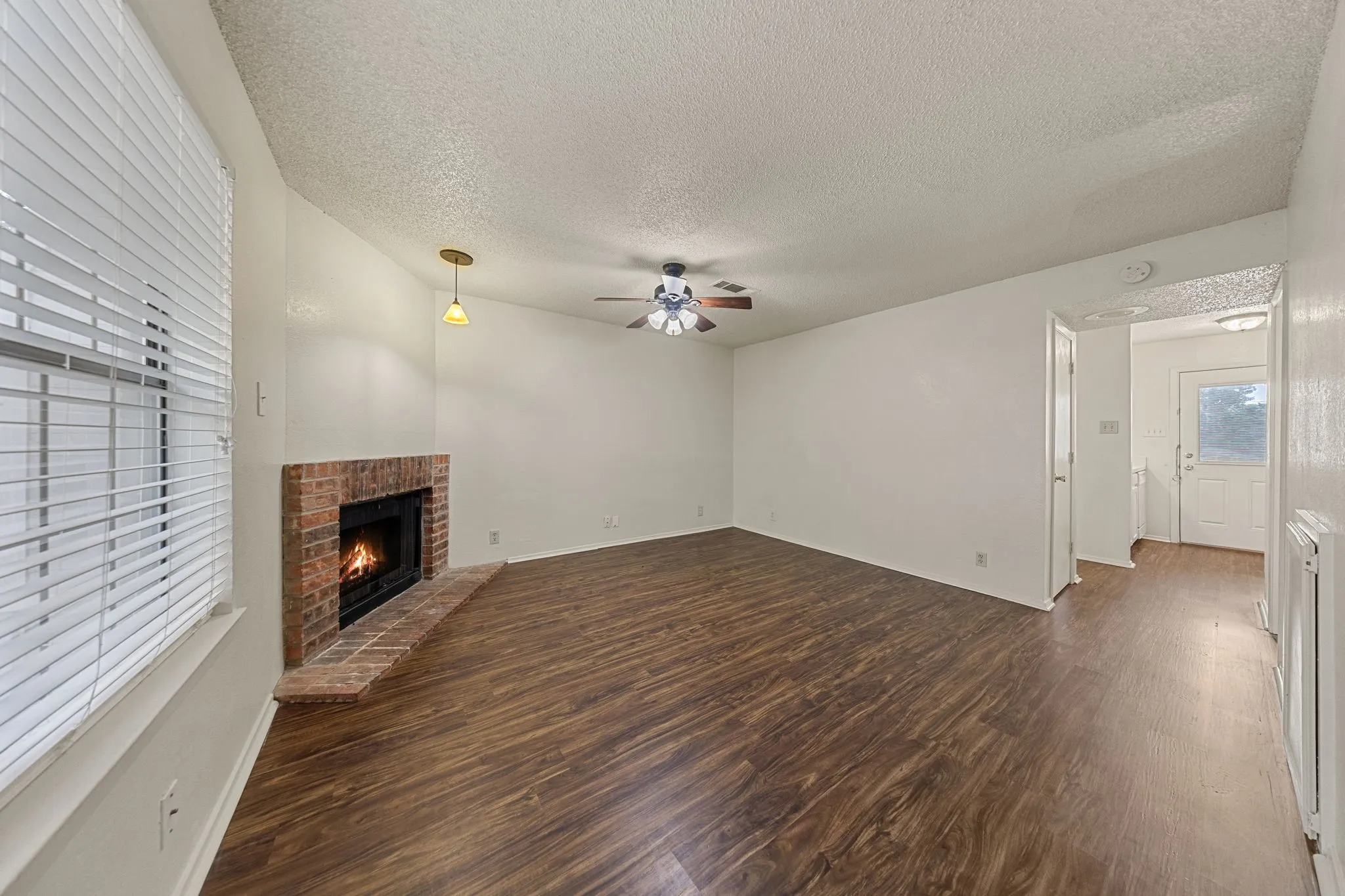 Townhouse For Rent in Denton County , 929 W Hickory Street A8, Denton, Texas 76201, 2 Bedroom, 3 Bathroom, Garage spaces, 1,047 Sqft, built in 1985, mls#21366322, Real Estate Agent in Denton, Homes For Rent in Denton county, Homes For Rent in Denton, Realtor in Denton Texas, Real Estate Brokerage Independent Realty Texas, Luminita Cordes Realtor