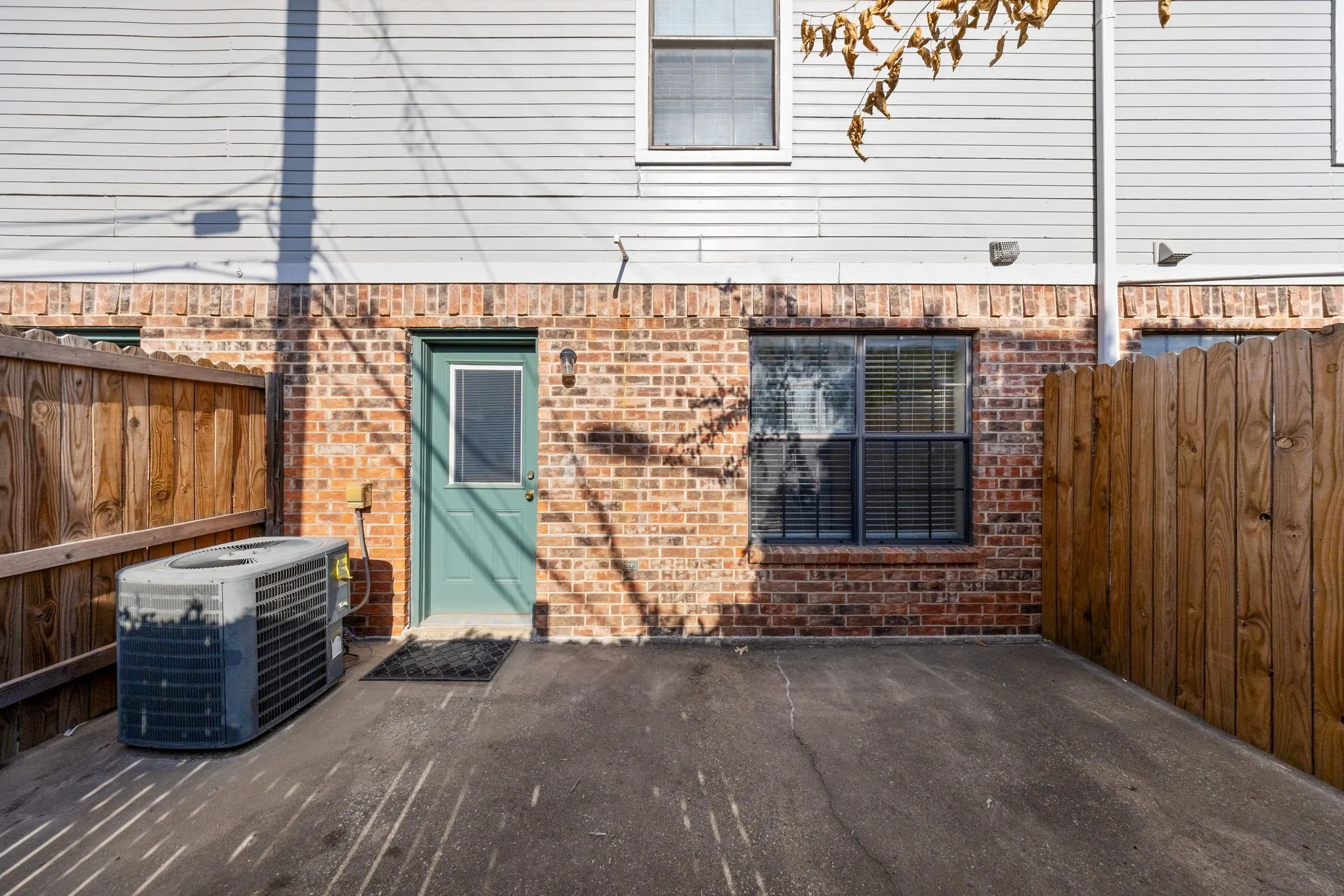 Townhouse For Rent in Denton County , 929 W Hickory Street A8, Denton, Texas 76201, 2 Bedroom, 3 Bathroom, Garage spaces, 1,047 Sqft, built in 1985, mls#21366322, Real Estate Agent in Denton, Homes For Rent in Denton county, Homes For Rent in Denton, Realtor in Denton Texas, Real Estate Brokerage Independent Realty Texas, Luminita Cordes Realtor
