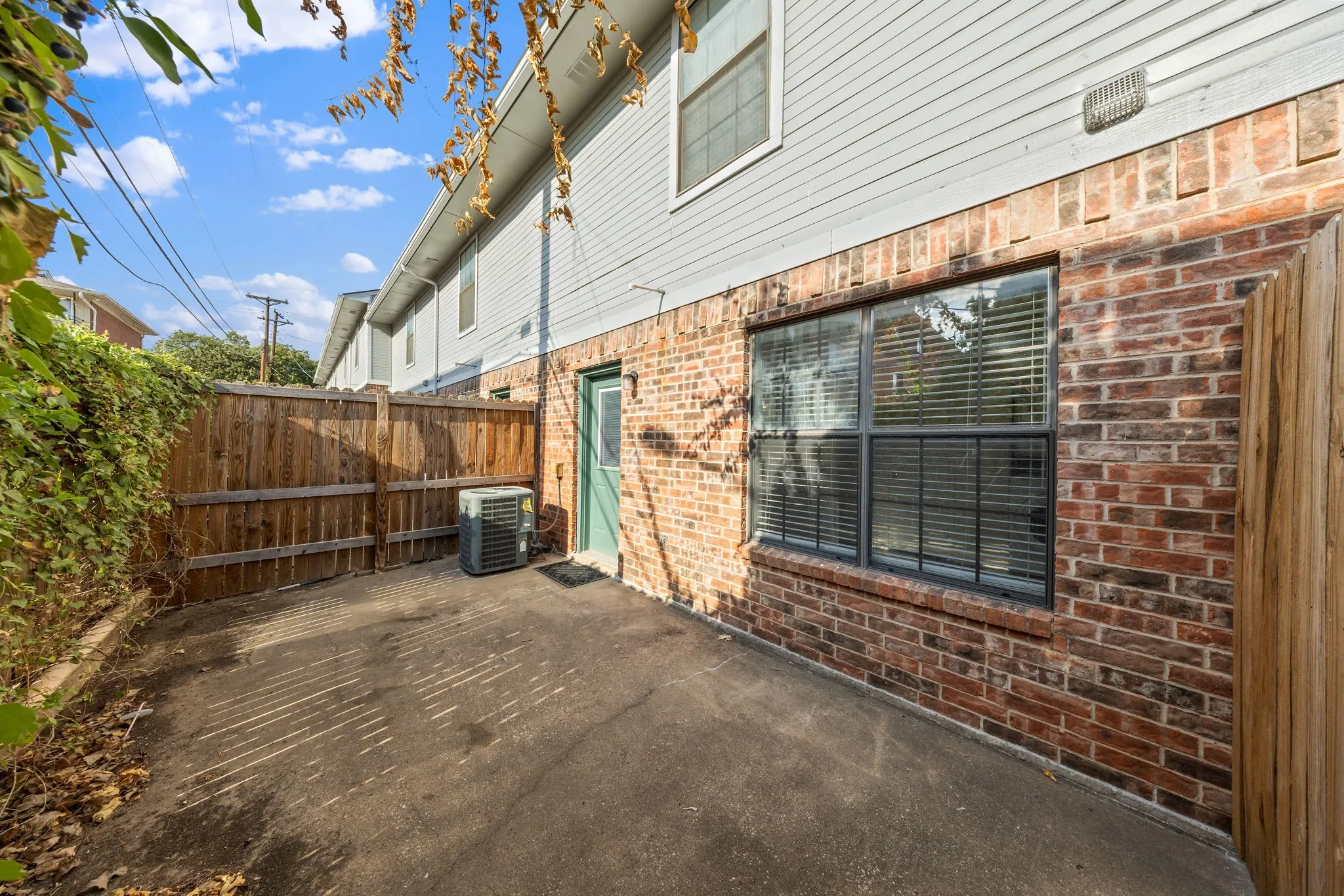 Townhouse For Rent in Denton County , 929 W Hickory Street A8, Denton, Texas 76201, 2 Bedroom, 3 Bathroom, Garage spaces, 1,047 Sqft, built in 1985, mls#21366322, Real Estate Agent in Denton, Homes For Rent in Denton county, Homes For Rent in Denton, Realtor in Denton Texas, Real Estate Brokerage Independent Realty Texas, Luminita Cordes Realtor