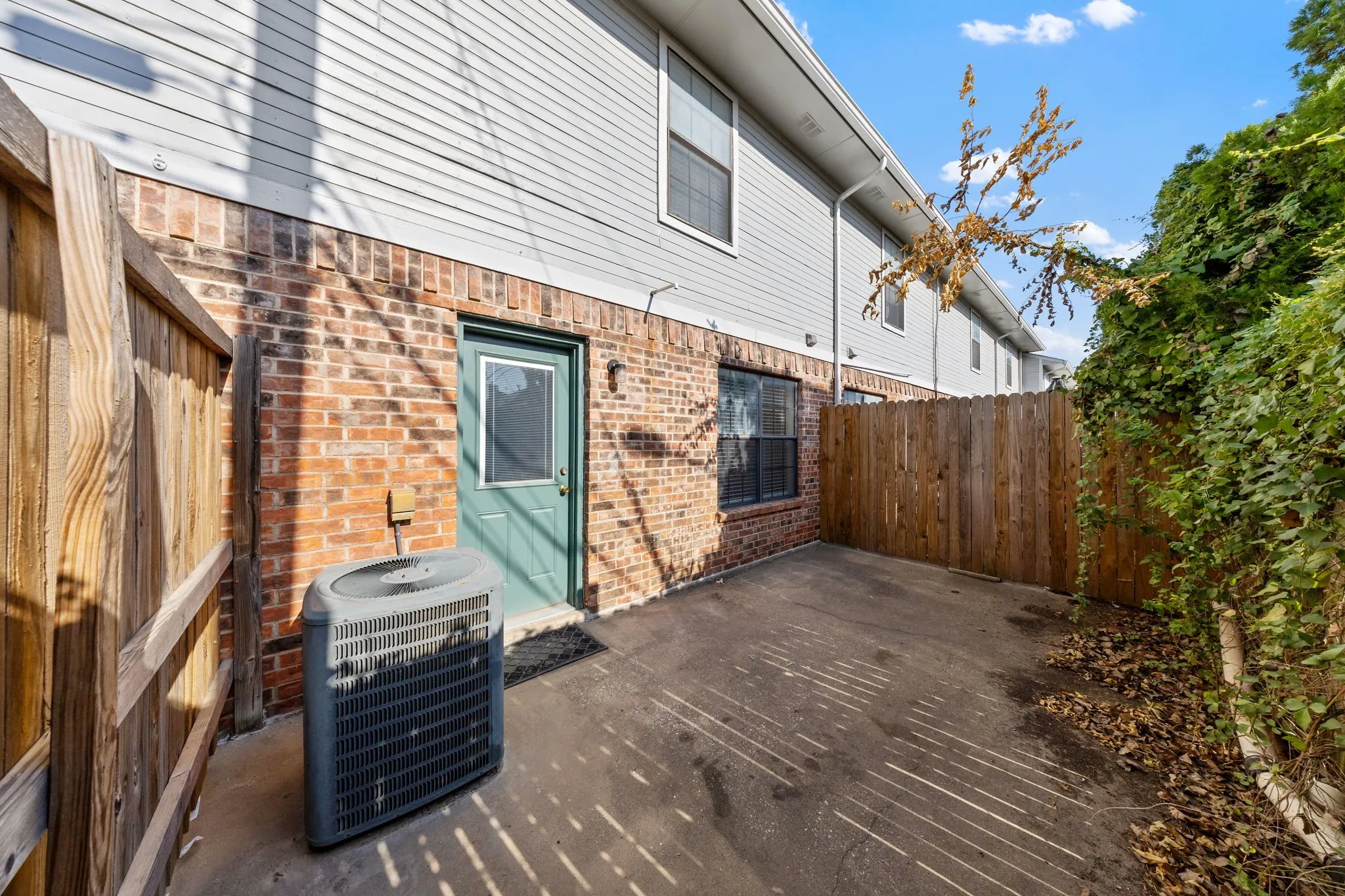 Townhouse For Rent in Denton County , 929 W Hickory Street A8, Denton, Texas 76201, 2 Bedroom, 3 Bathroom, Garage spaces, 1,047 Sqft, built in 1985, mls#21366322, Real Estate Agent in Denton, Homes For Rent in Denton county, Homes For Rent in Denton, Realtor in Denton Texas, Real Estate Brokerage Independent Realty Texas, Luminita Cordes Realtor
