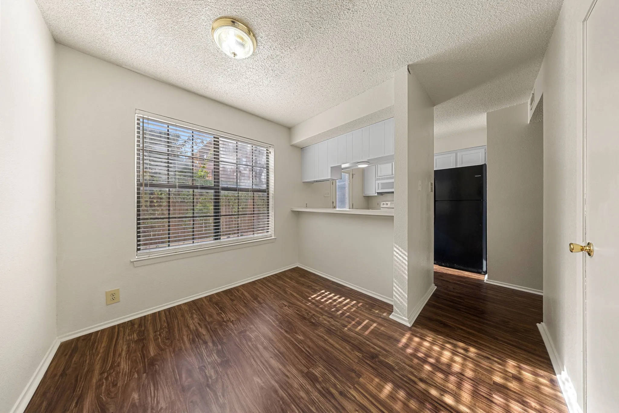 Townhouse For Rent in Denton County , 929 W Hickory Street A8, Denton, Texas 76201, 2 Bedroom, 3 Bathroom, Garage spaces, 1,047 Sqft, built in 1985, mls#21366322, Real Estate Agent in Denton, Homes For Rent in Denton county, Homes For Rent in Denton, Realtor in Denton Texas, Real Estate Brokerage Independent Realty Texas, Luminita Cordes Realtor