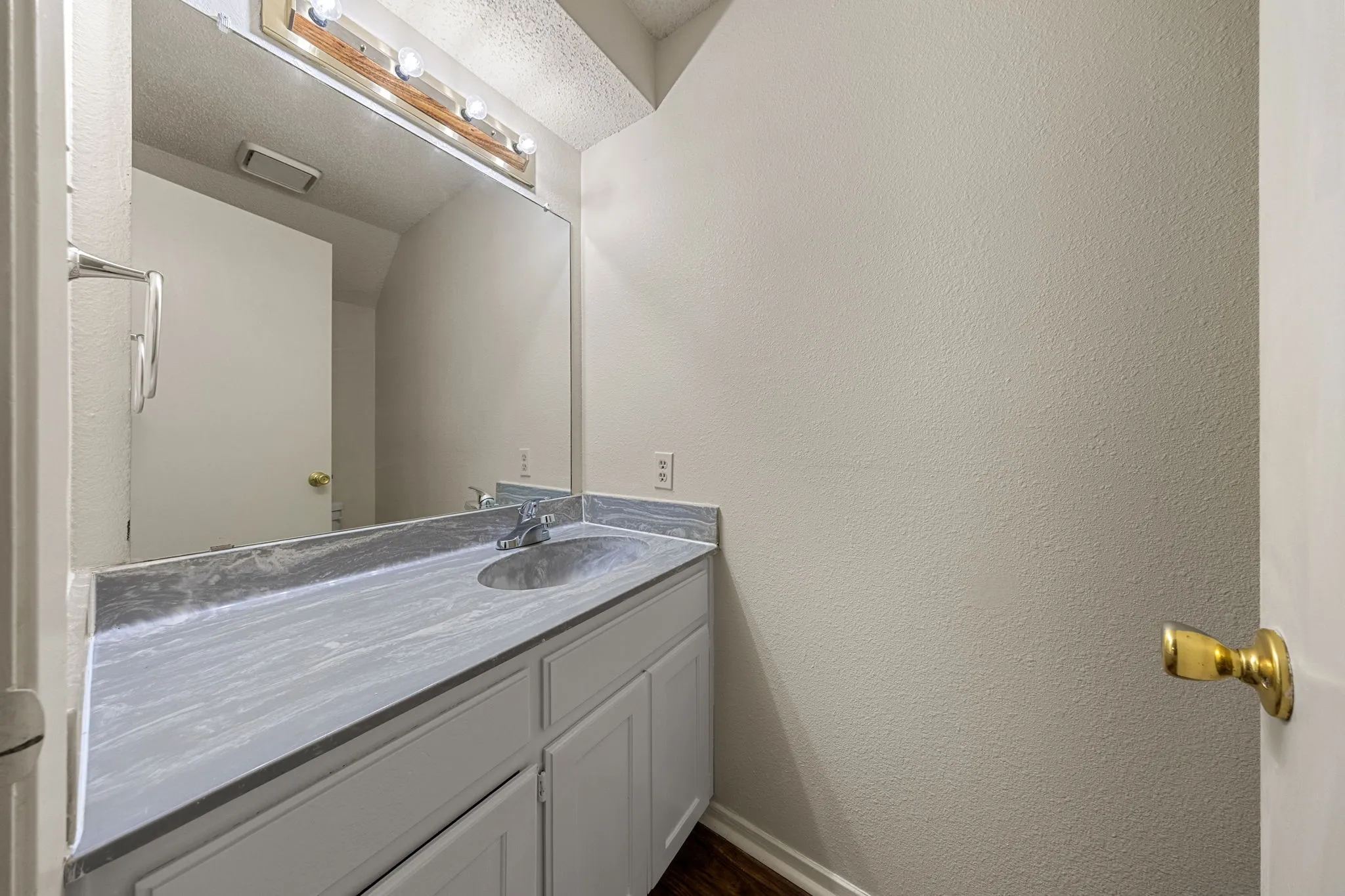 Townhouse For Rent in Denton County , 929 W Hickory Street A8, Denton, Texas 76201, 2 Bedroom, 3 Bathroom, Garage spaces, 1,047 Sqft, built in 1985, mls#21366322, Real Estate Agent in Denton, Homes For Rent in Denton county, Homes For Rent in Denton, Realtor in Denton Texas, Real Estate Brokerage Independent Realty Texas, Luminita Cordes Realtor