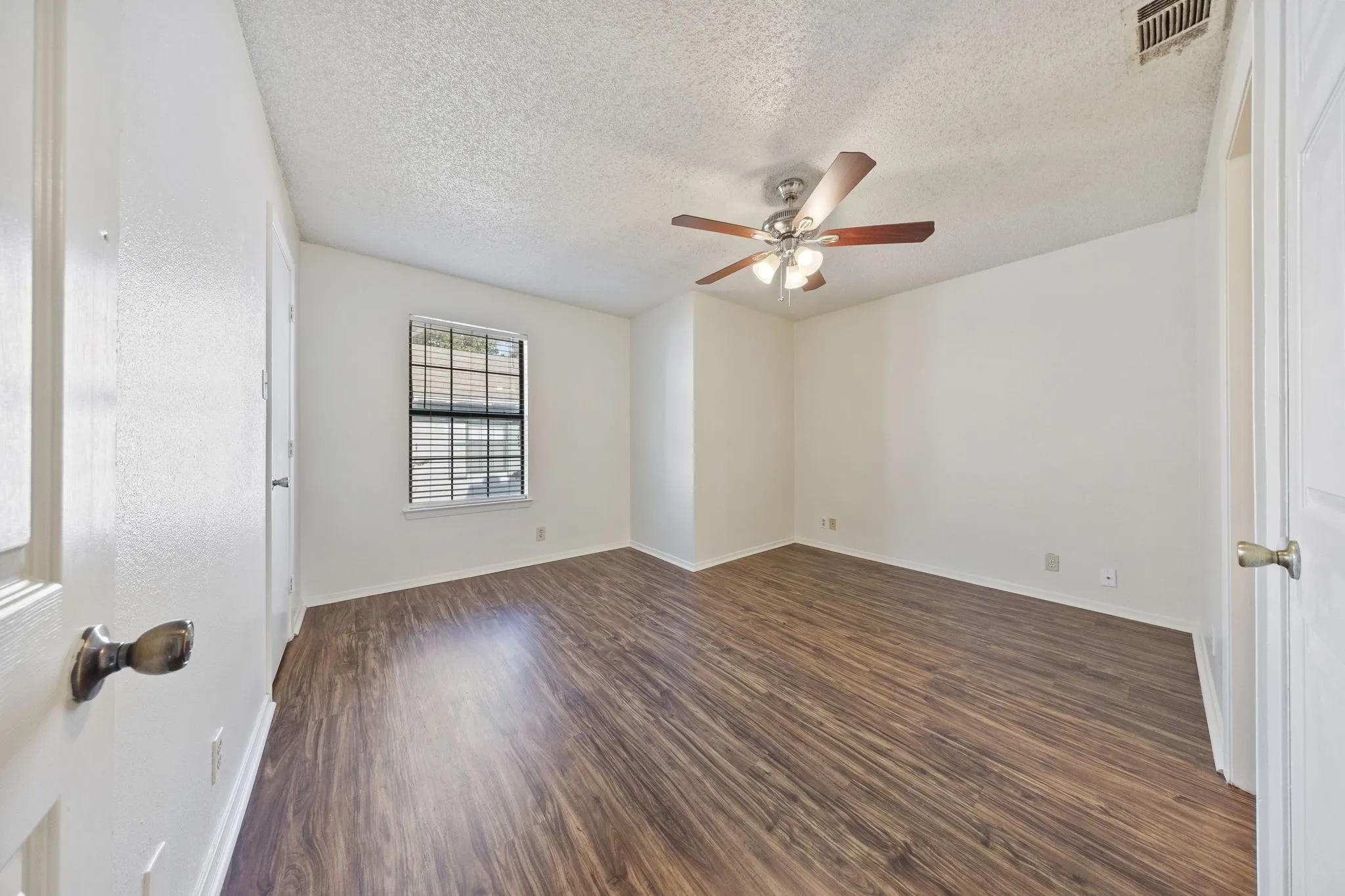 Townhouse For Rent in Denton County , 929 W Hickory Street A8, Denton, Texas 76201, 2 Bedroom, 3 Bathroom, Garage spaces, 1,047 Sqft, built in 1985, mls#21366322, Real Estate Agent in Denton, Homes For Rent in Denton county, Homes For Rent in Denton, Realtor in Denton Texas, Real Estate Brokerage Independent Realty Texas, Luminita Cordes Realtor