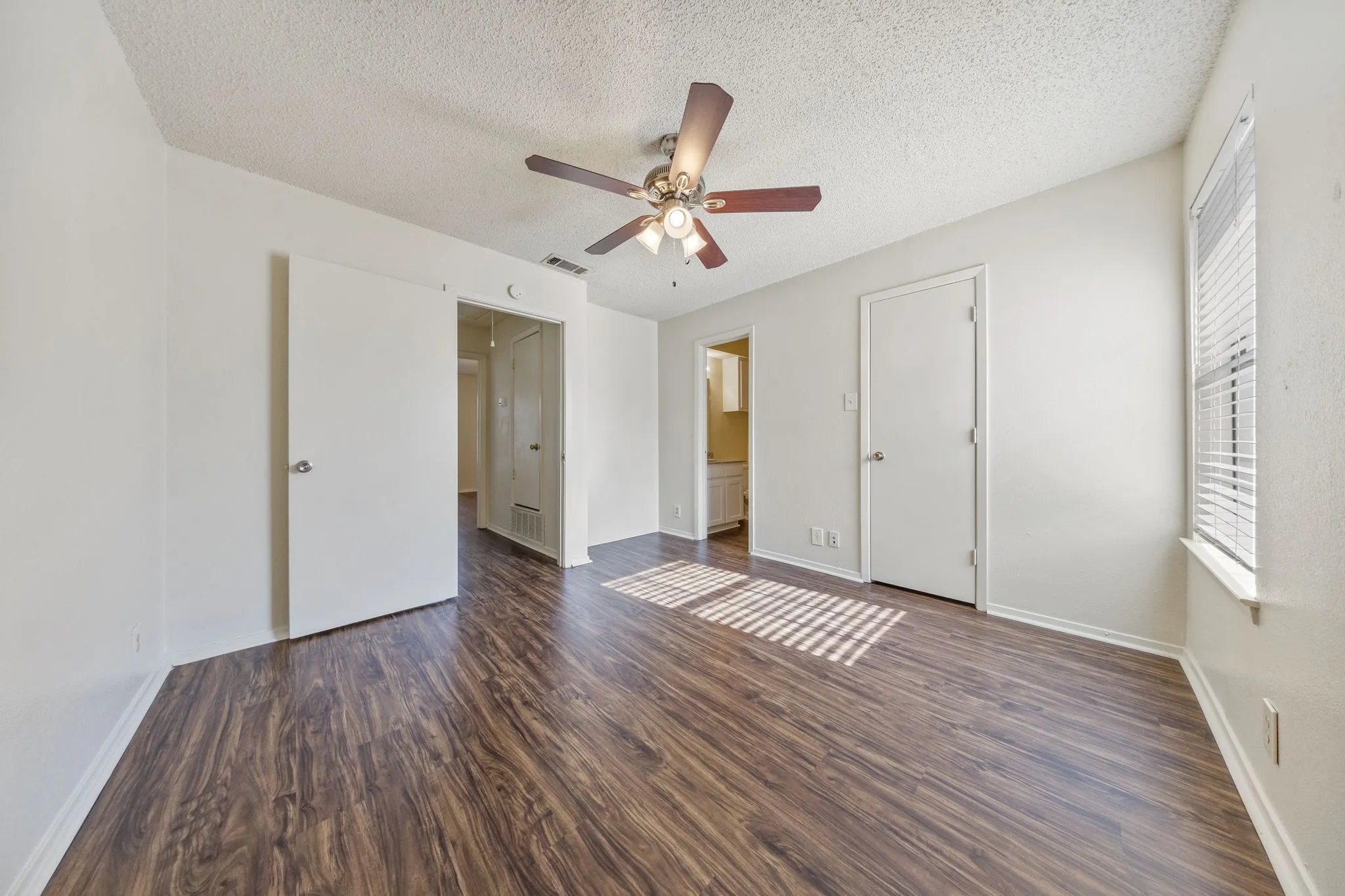 Townhouse For Rent in Denton County , 929 W Hickory Street A8, Denton, Texas 76201, 2 Bedroom, 3 Bathroom, Garage spaces, 1,047 Sqft, built in 1985, mls#21366322, Real Estate Agent in Denton, Homes For Rent in Denton county, Homes For Rent in Denton, Realtor in Denton Texas, Real Estate Brokerage Independent Realty Texas, Luminita Cordes Realtor