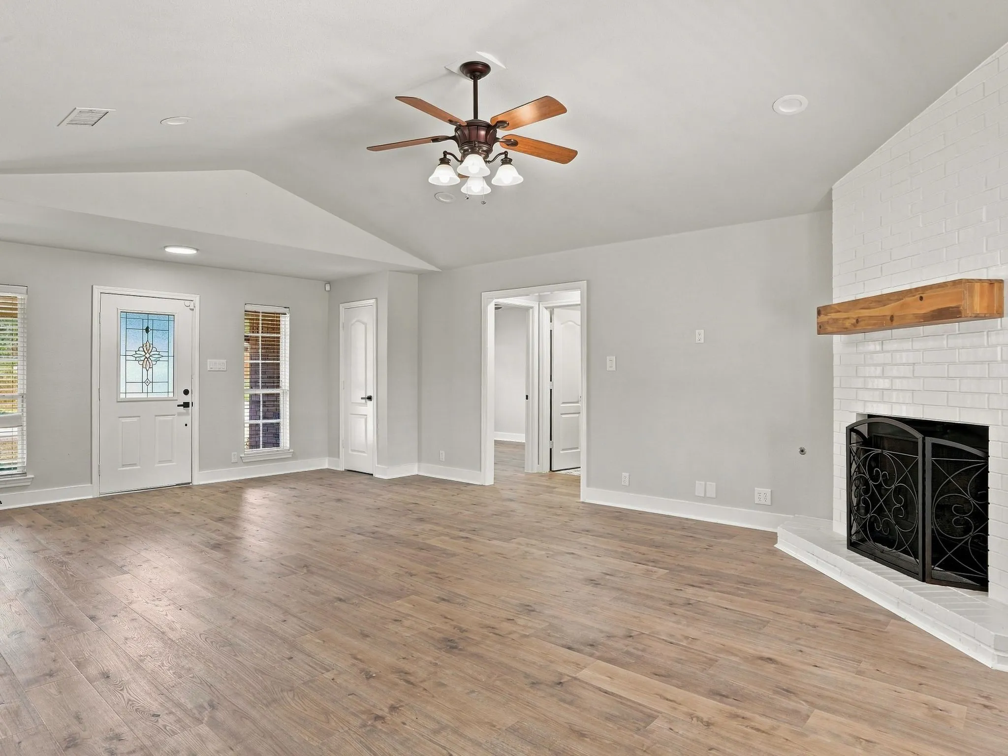 Single Family Residence For Sale in Grayson County , 213 Bryant Street, Pottsboro, Texas 75076, 3 Bedroom, 2 Bathroom, 2 Garage spaces, 1,470 Sqft, built in 2005, mls#21381573, Real Estate Agent in Pottsboro, Homes For Sale in Grayson county, Homes For Sale in Pottsboro, Realtor in Pottsboro Texas, Real Estate Brokerage Independent Realty Texas, Luminita Cordes Realtor