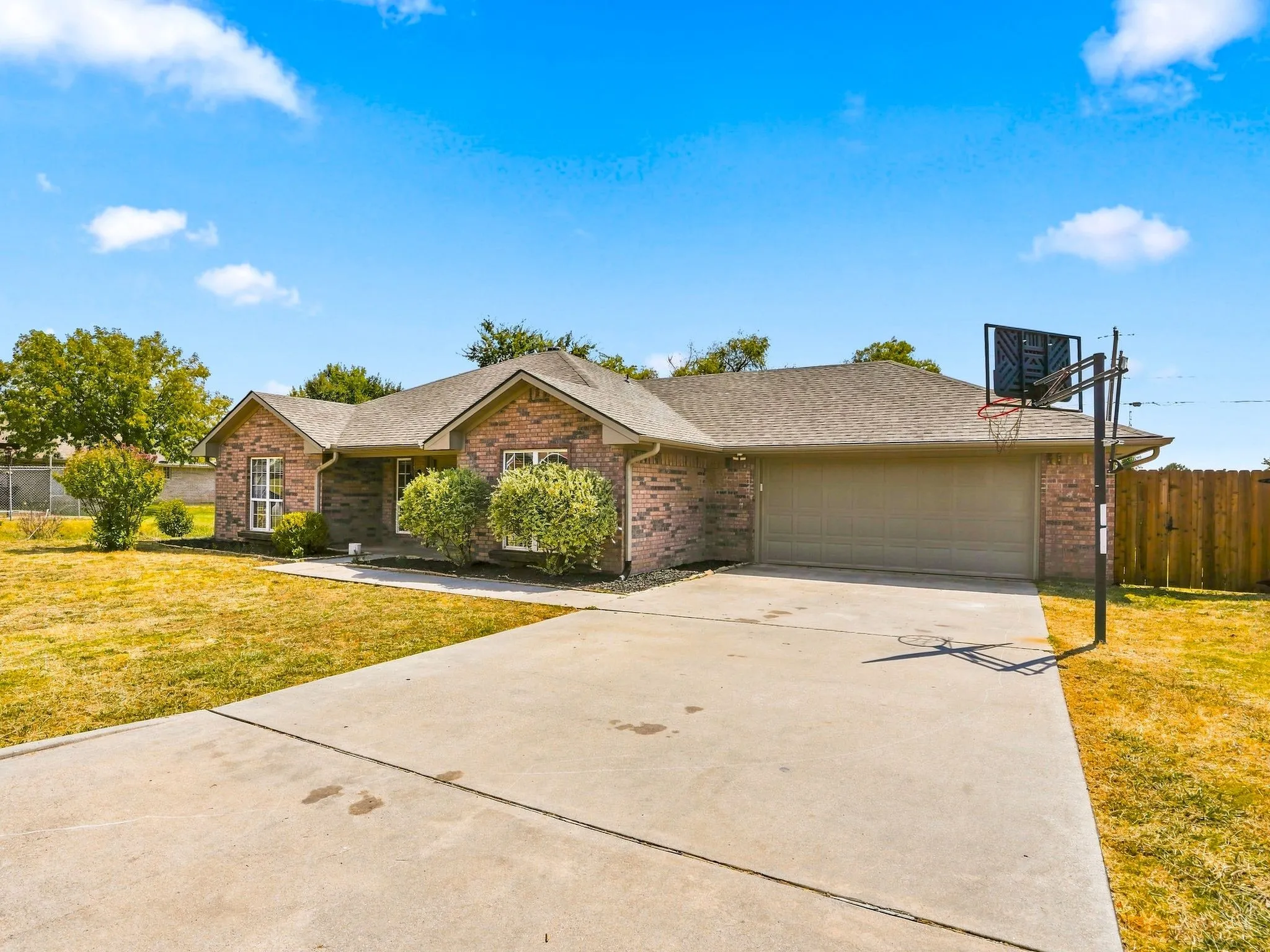 Single Family Residence For Sale in Grayson County , 213 Bryant Street, Pottsboro, Texas 75076, 3 Bedroom, 2 Bathroom, 2 Garage spaces, 1,470 Sqft, built in 2005, mls#21381573, Real Estate Agent in Pottsboro, Homes For Sale in Grayson county, Homes For Sale in Pottsboro, Realtor in Pottsboro Texas, Real Estate Brokerage Independent Realty Texas, Luminita Cordes Realtor