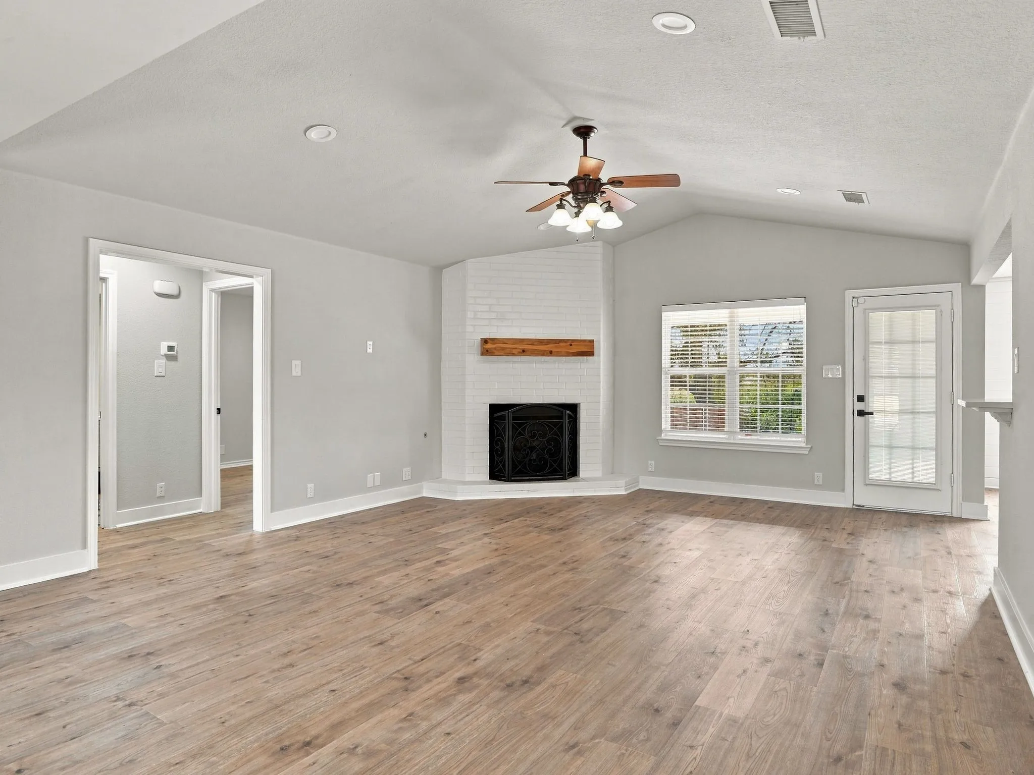Single Family Residence For Sale in Grayson County , 213 Bryant Street, Pottsboro, Texas 75076, 3 Bedroom, 2 Bathroom, 2 Garage spaces, 1,470 Sqft, built in 2005, mls#21381573, Real Estate Agent in Pottsboro, Homes For Sale in Grayson county, Homes For Sale in Pottsboro, Realtor in Pottsboro Texas, Real Estate Brokerage Independent Realty Texas, Luminita Cordes Realtor