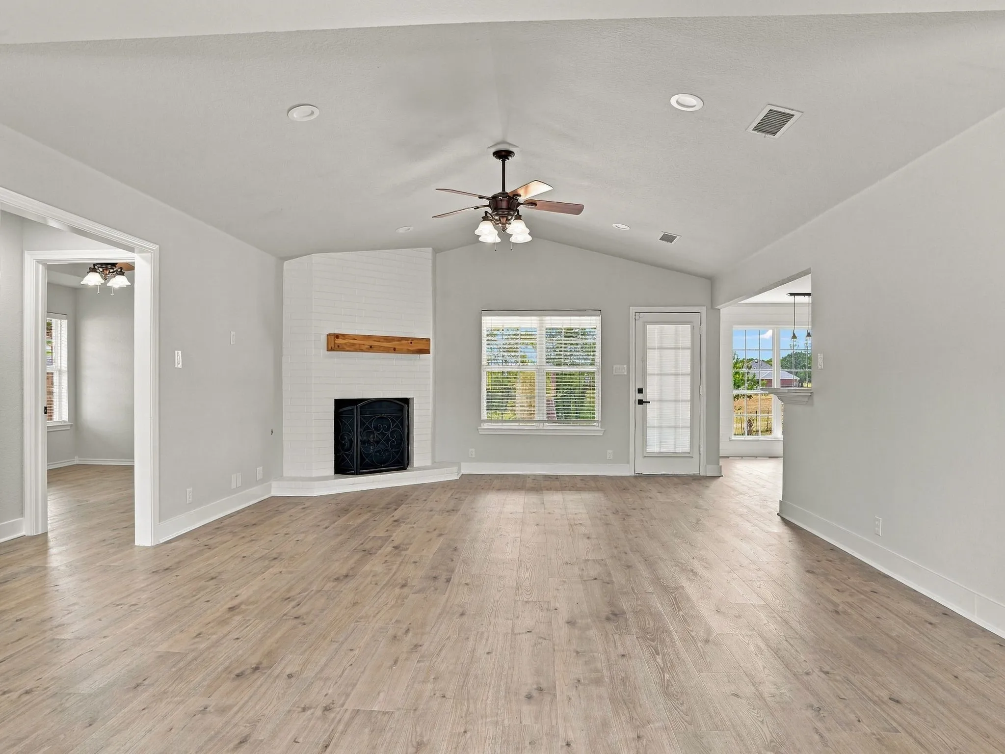 Single Family Residence For Sale in Grayson County , 213 Bryant Street, Pottsboro, Texas 75076, 3 Bedroom, 2 Bathroom, 2 Garage spaces, 1,470 Sqft, built in 2005, mls#21381573, Real Estate Agent in Pottsboro, Homes For Sale in Grayson county, Homes For Sale in Pottsboro, Realtor in Pottsboro Texas, Real Estate Brokerage Independent Realty Texas, Luminita Cordes Realtor