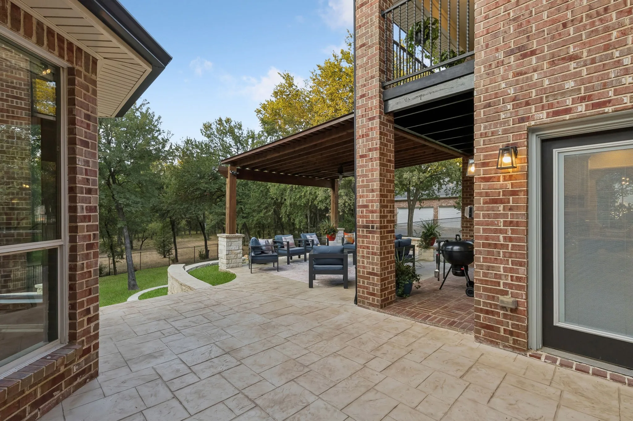 Single Family Residence For Sale in Dallas County , 2647 Creekwood Drive, Cedar Hill, Texas 75104, 5 Bedroom, 4 Bathroom, 2 Garage spaces, 4,124 Sqft, built in 2003, mls#21381347, Real Estate Agent in Cedar Hill, Homes For Sale in Dallas county, Homes For Sale in Cedar Hill, Realtor in Cedar Hill Texas, Real Estate Brokerage Independent Realty Texas, Luminita Cordes Realtor