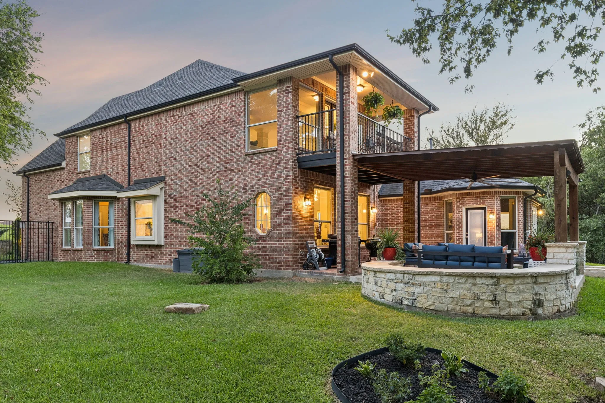 Single Family Residence For Sale in Dallas County , 2647 Creekwood Drive, Cedar Hill, Texas 75104, 5 Bedroom, 4 Bathroom, 2 Garage spaces, 4,124 Sqft, built in 2003, mls#21381347, Real Estate Agent in Cedar Hill, Homes For Sale in Dallas county, Homes For Sale in Cedar Hill, Realtor in Cedar Hill Texas, Real Estate Brokerage Independent Realty Texas, Luminita Cordes Realtor