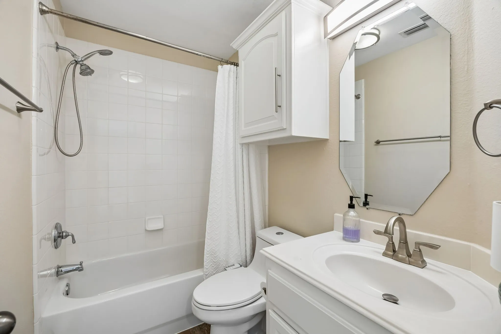 Single Family Residence For Sale in Dallas County , 2647 Creekwood Drive, Cedar Hill, Texas 75104, 5 Bedroom, 4 Bathroom, 2 Garage spaces, 4,124 Sqft, built in 2003, mls#21381347, Real Estate Agent in Cedar Hill, Homes For Sale in Dallas county, Homes For Sale in Cedar Hill, Realtor in Cedar Hill Texas, Real Estate Brokerage Independent Realty Texas, Luminita Cordes Realtor