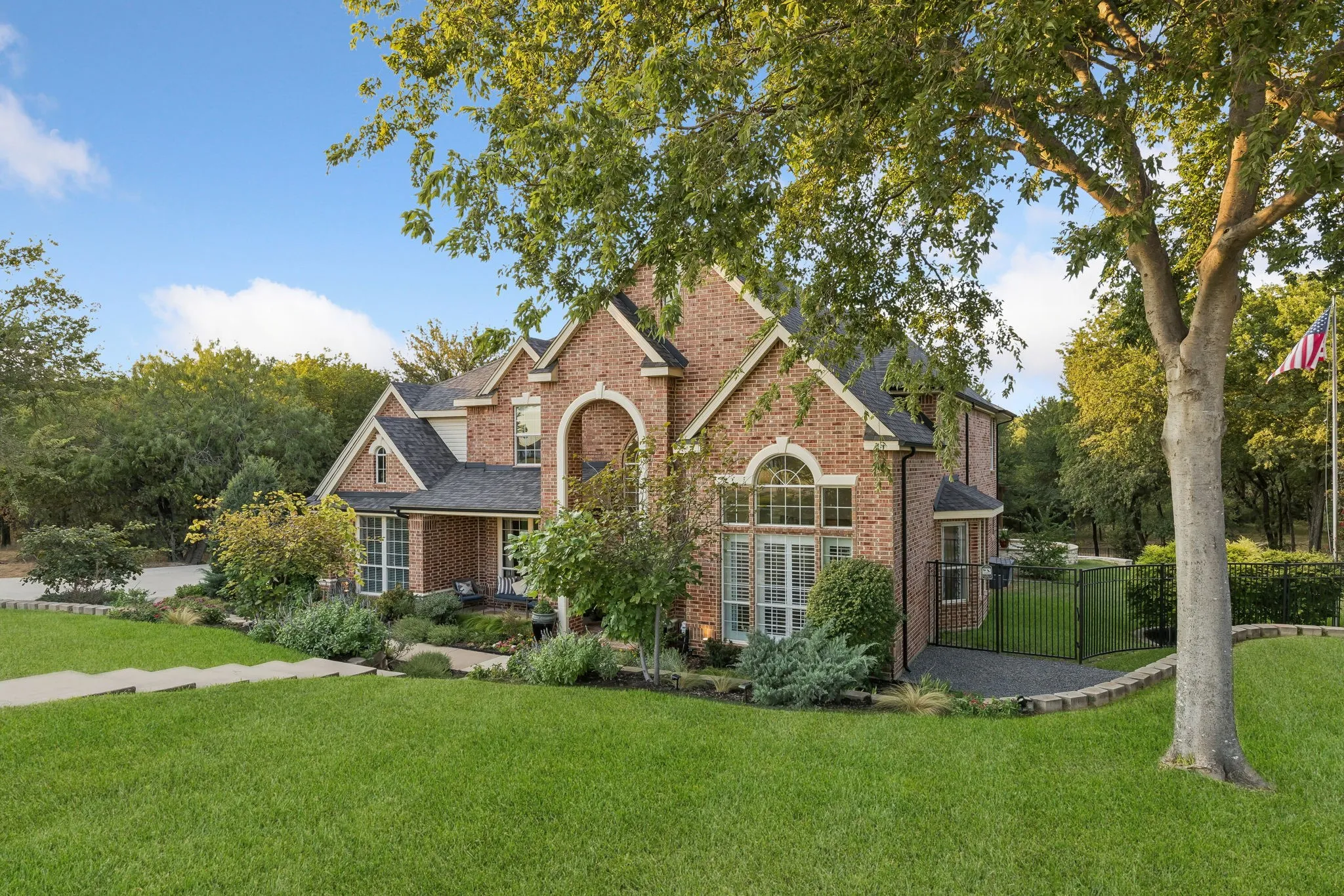 Single Family Residence For Sale in Dallas County , 2647 Creekwood Drive, Cedar Hill, Texas 75104, 5 Bedroom, 4 Bathroom, 2 Garage spaces, 4,124 Sqft, built in 2003, mls#21381347, Real Estate Agent in Cedar Hill, Homes For Sale in Dallas county, Homes For Sale in Cedar Hill, Realtor in Cedar Hill Texas, Real Estate Brokerage Independent Realty Texas, Luminita Cordes Realtor