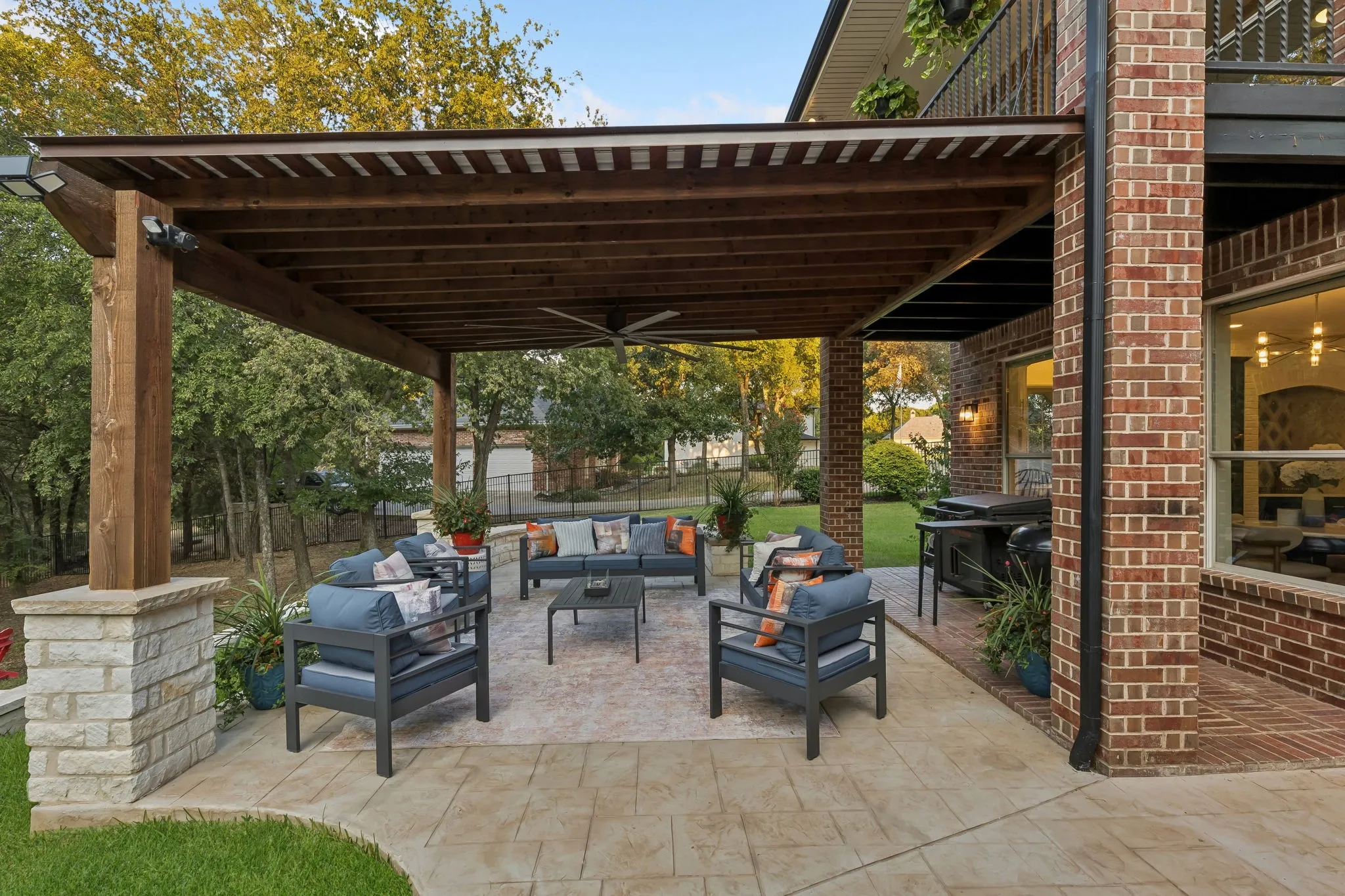 Single Family Residence For Sale in Dallas County , 2647 Creekwood Drive, Cedar Hill, Texas 75104, 5 Bedroom, 4 Bathroom, 2 Garage spaces, 4,124 Sqft, built in 2003, mls#21381347, Real Estate Agent in Cedar Hill, Homes For Sale in Dallas county, Homes For Sale in Cedar Hill, Realtor in Cedar Hill Texas, Real Estate Brokerage Independent Realty Texas, Luminita Cordes Realtor