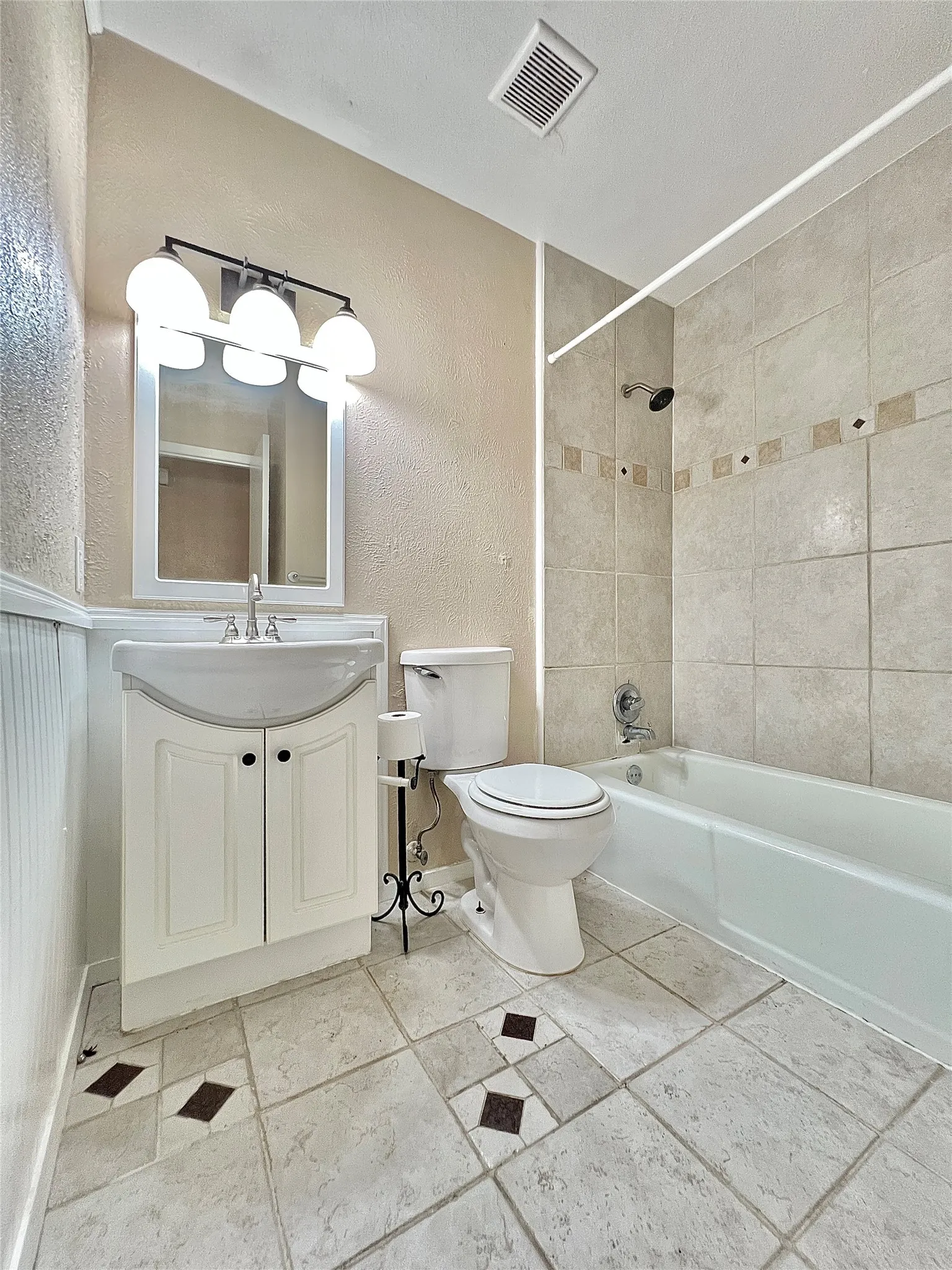 Single Family Residence For Rent in Rockwall County , 808 E Heath Street, Rockwall, Texas 75087, 4 Bedroom, 2 Bathroom, Garage spaces, 1,207 Sqft, built in 1979, mls#21378811, Real Estate Agent in Rockwall, Homes For Rent in Rockwall county, Homes For Rent in Rockwall, Realtor in Rockwall Texas, Real Estate Brokerage Independent Realty Texas, Luminita Cordes Realtor