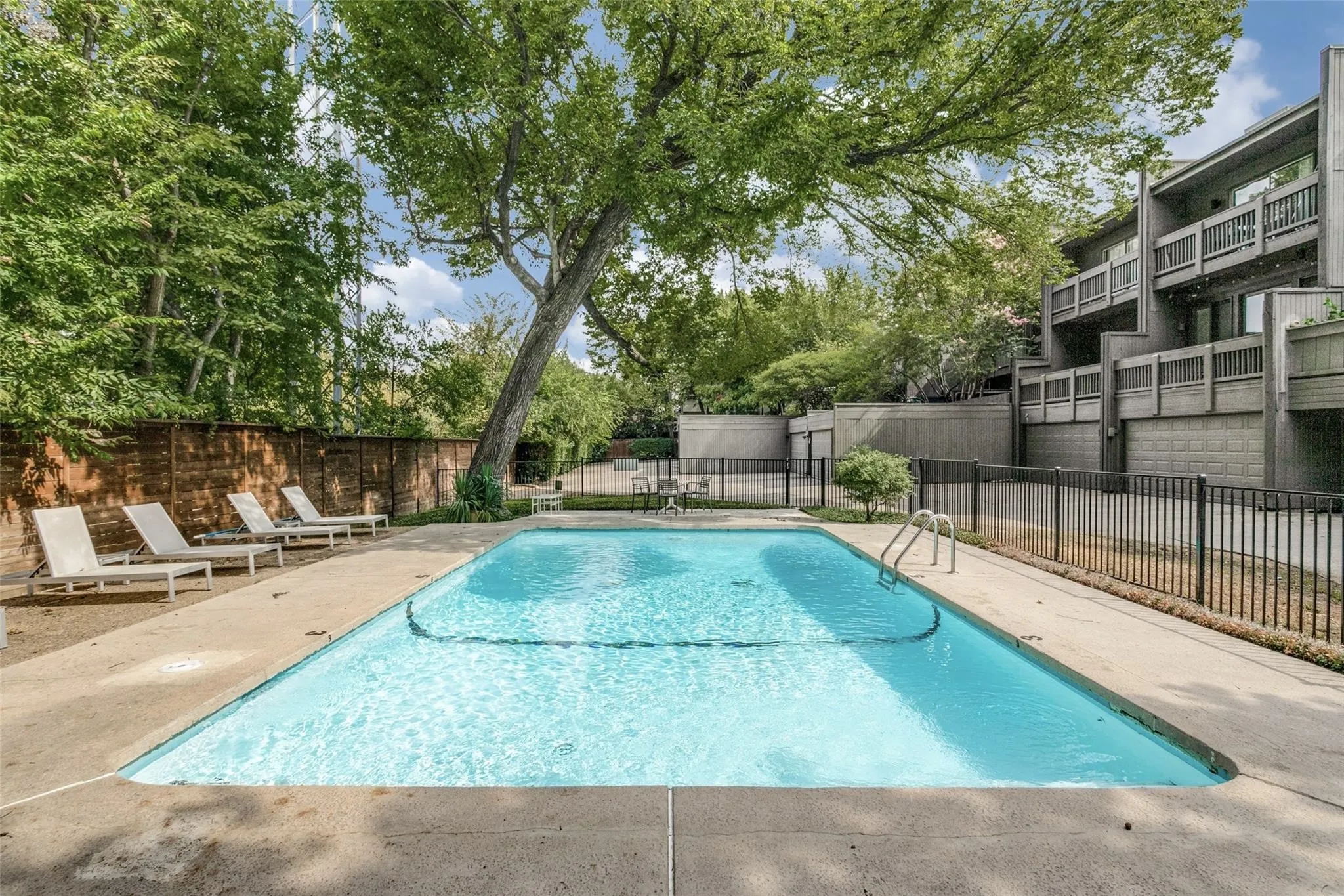 Townhouse For Sale in Dallas County , 4071 Buena Vista Street, Dallas, Texas 75204, 2 Bedroom, 3 Bathroom, 2 Garage spaces, 1,416 Sqft, built in 1973, mls#21380587, Real Estate Agent in Dallas, Homes For Sale in Dallas county, Homes For Sale in Dallas, Realtor in Dallas Texas, Real Estate Brokerage Independent Realty Texas, Luminita Cordes Realtor