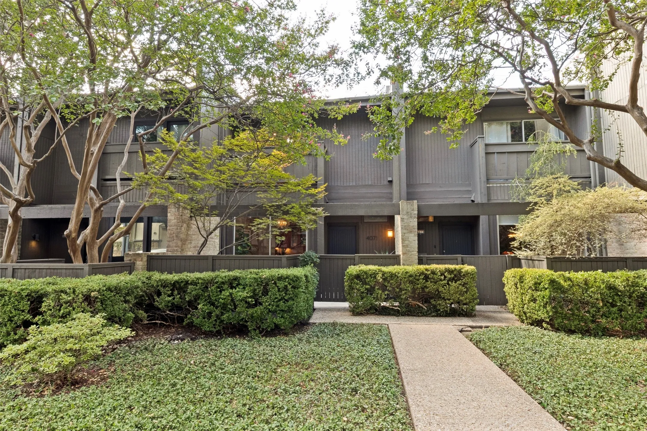 Townhouse For Sale in Dallas County , 4071 Buena Vista Street, Dallas, Texas 75204, 2 Bedroom, 3 Bathroom, 2 Garage spaces, 1,416 Sqft, built in 1973, mls#21380587, Real Estate Agent in Dallas, Homes For Sale in Dallas county, Homes For Sale in Dallas, Realtor in Dallas Texas, Real Estate Brokerage Independent Realty Texas, Luminita Cordes Realtor