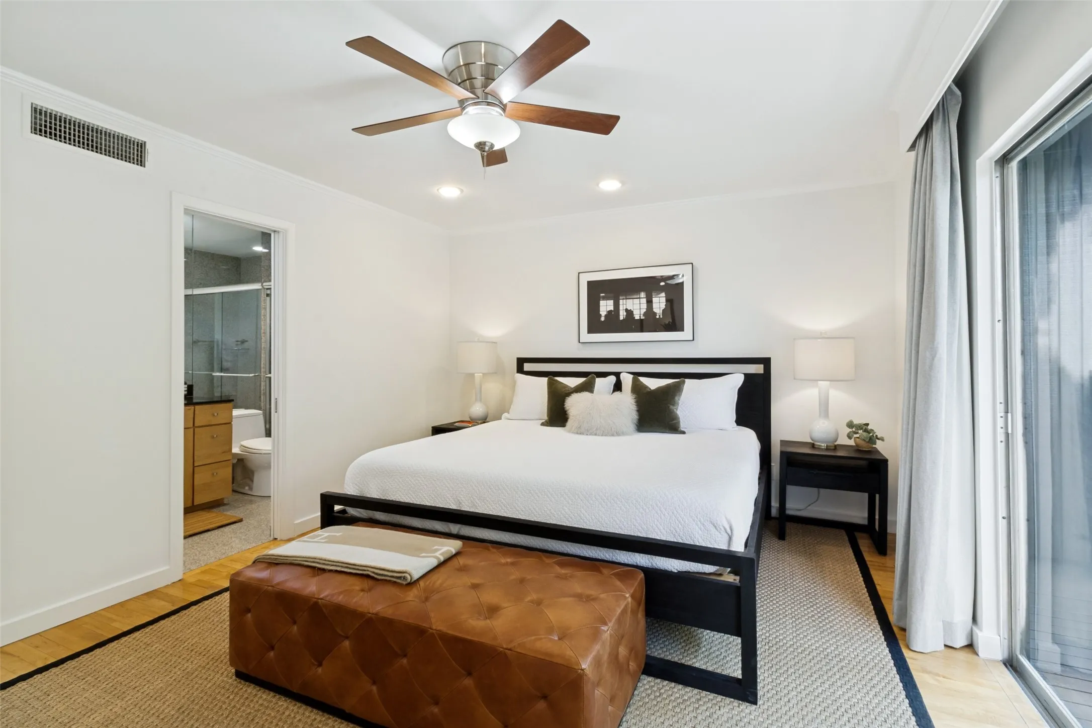 Townhouse For Sale in Dallas County , 4071 Buena Vista Street, Dallas, Texas 75204, 2 Bedroom, 3 Bathroom, 2 Garage spaces, 1,416 Sqft, built in 1973, mls#21380587, Real Estate Agent in Dallas, Homes For Sale in Dallas county, Homes For Sale in Dallas, Realtor in Dallas Texas, Real Estate Brokerage Independent Realty Texas, Luminita Cordes Realtor