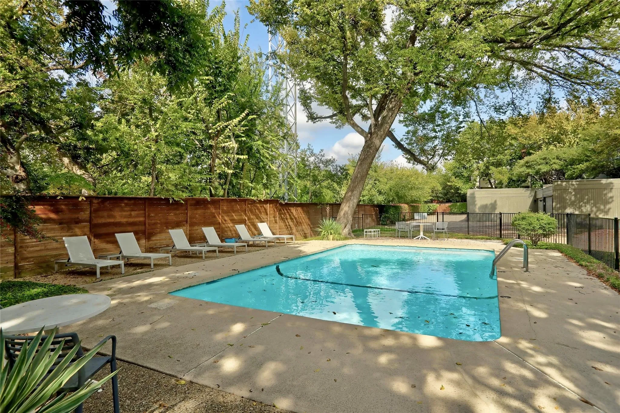 Townhouse For Sale in Dallas County , 4071 Buena Vista Street, Dallas, Texas 75204, 2 Bedroom, 3 Bathroom, 2 Garage spaces, 1,416 Sqft, built in 1973, mls#21380587, Real Estate Agent in Dallas, Homes For Sale in Dallas county, Homes For Sale in Dallas, Realtor in Dallas Texas, Real Estate Brokerage Independent Realty Texas, Luminita Cordes Realtor