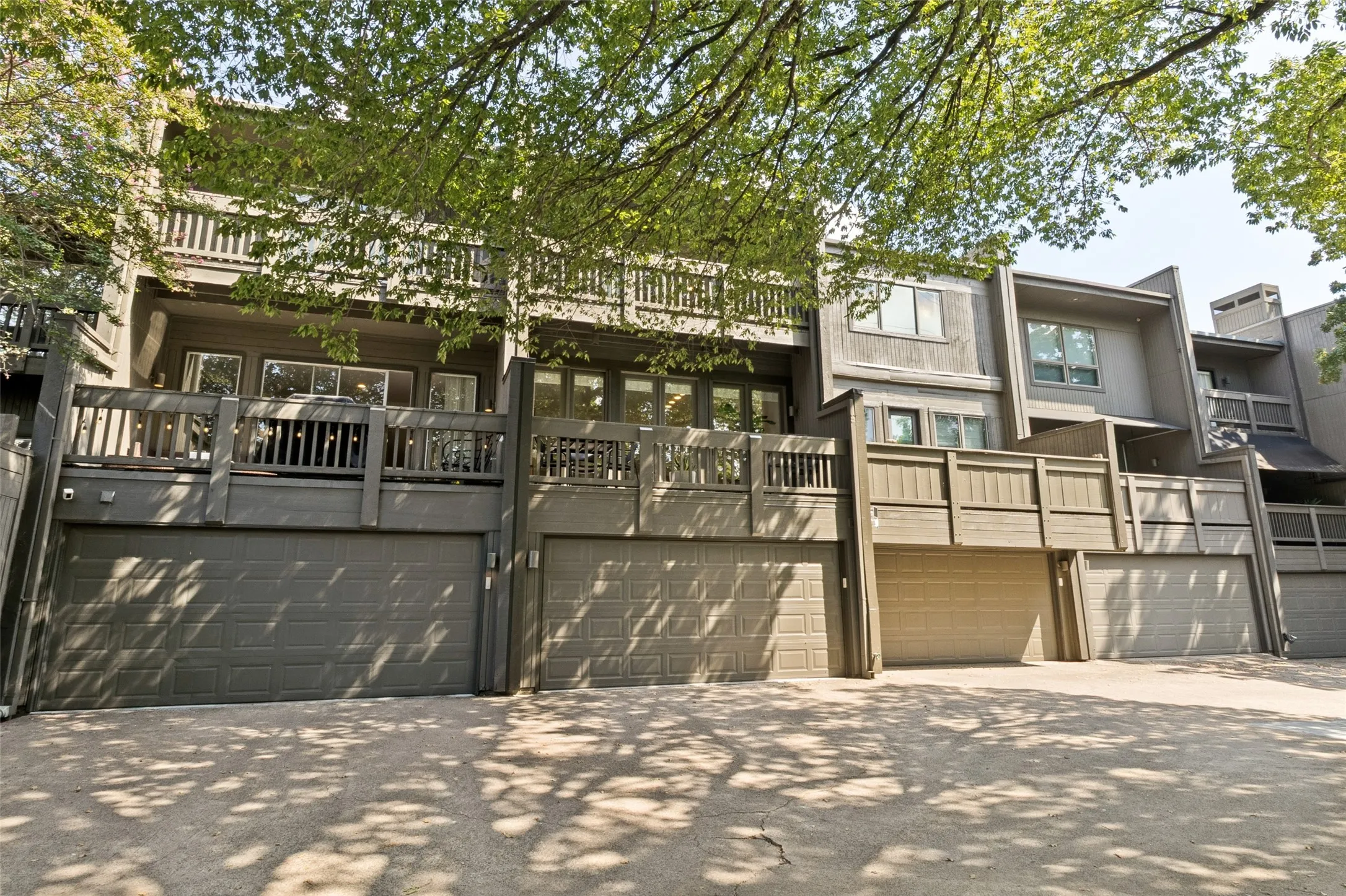Townhouse For Sale in Dallas County , 4071 Buena Vista Street, Dallas, Texas 75204, 2 Bedroom, 3 Bathroom, 2 Garage spaces, 1,416 Sqft, built in 1973, mls#21380587, Real Estate Agent in Dallas, Homes For Sale in Dallas county, Homes For Sale in Dallas, Realtor in Dallas Texas, Real Estate Brokerage Independent Realty Texas, Luminita Cordes Realtor