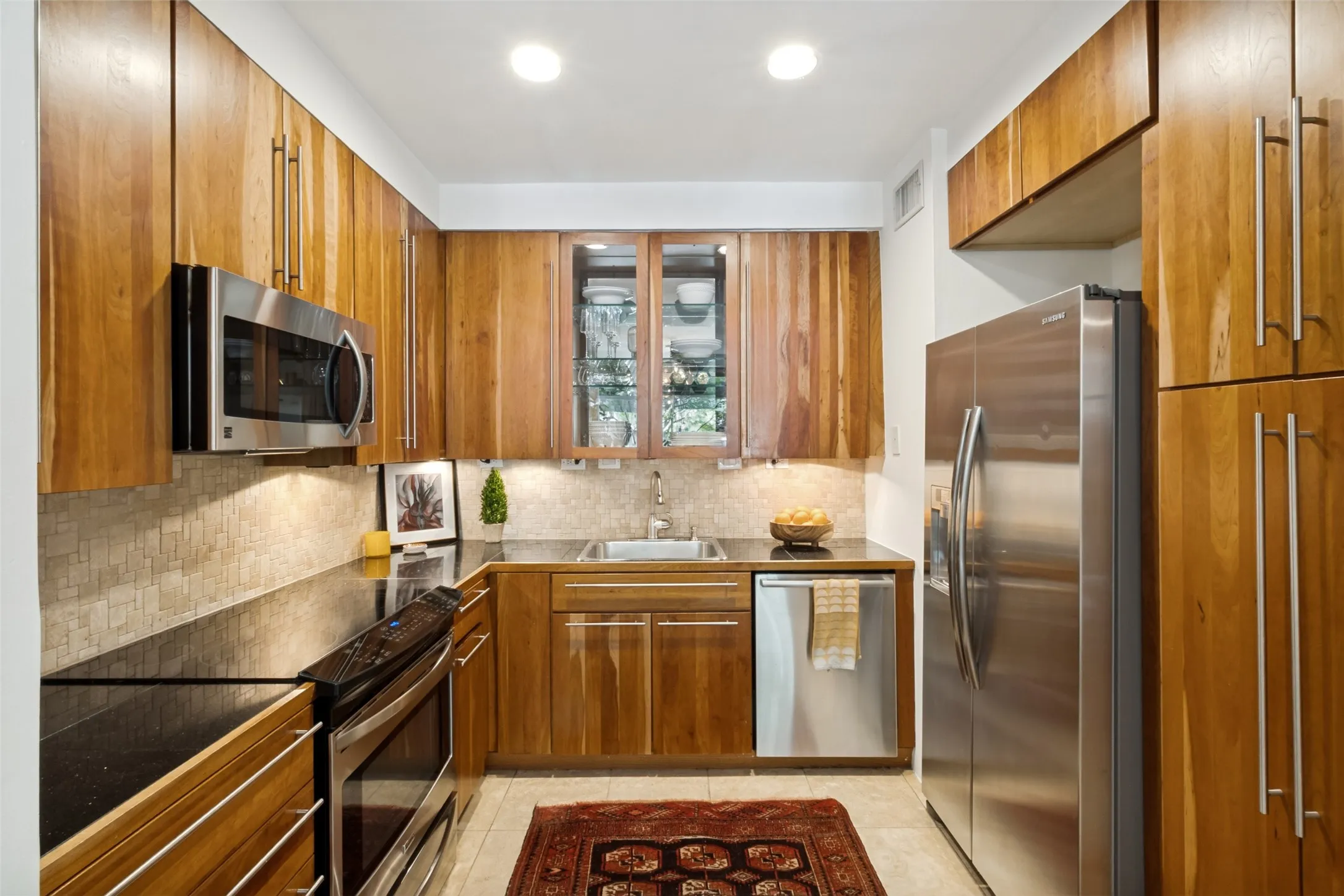 Townhouse For Sale in Dallas County , 4071 Buena Vista Street, Dallas, Texas 75204, 2 Bedroom, 3 Bathroom, 2 Garage spaces, 1,416 Sqft, built in 1973, mls#21380587, Real Estate Agent in Dallas, Homes For Sale in Dallas county, Homes For Sale in Dallas, Realtor in Dallas Texas, Real Estate Brokerage Independent Realty Texas, Luminita Cordes Realtor
