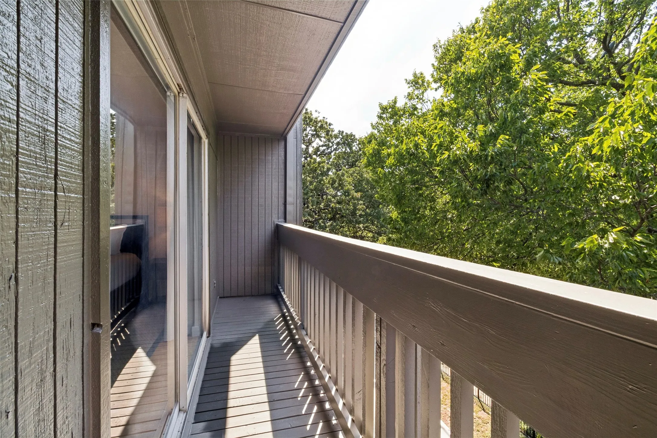 Townhouse For Sale in Dallas County , 4071 Buena Vista Street, Dallas, Texas 75204, 2 Bedroom, 3 Bathroom, 2 Garage spaces, 1,416 Sqft, built in 1973, mls#21380587, Real Estate Agent in Dallas, Homes For Sale in Dallas county, Homes For Sale in Dallas, Realtor in Dallas Texas, Real Estate Brokerage Independent Realty Texas, Luminita Cordes Realtor