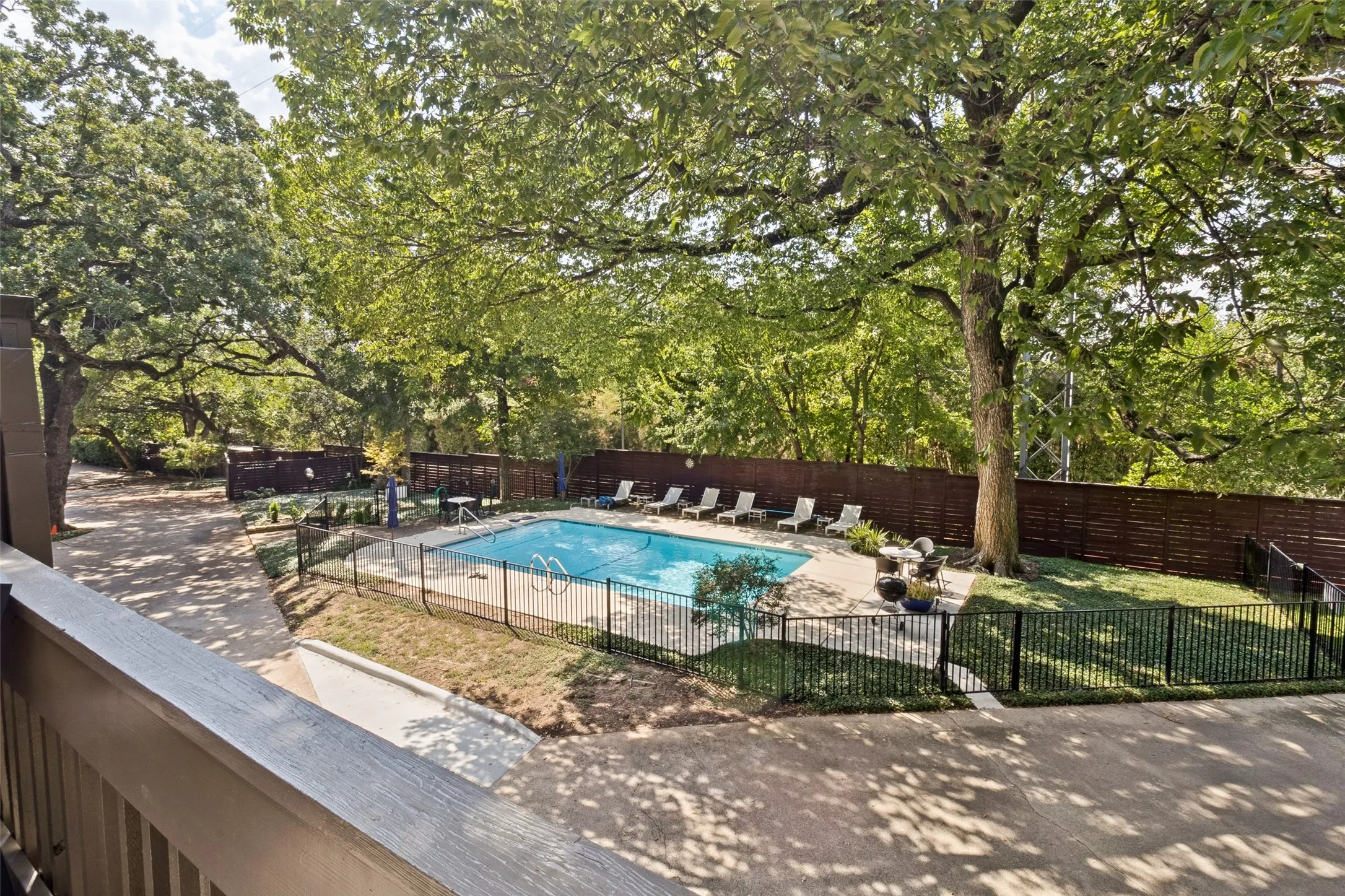 Townhouse For Sale in Dallas County , 4071 Buena Vista Street, Dallas, Texas 75204, 2 Bedroom, 3 Bathroom, 2 Garage spaces, 1,416 Sqft, built in 1973, mls#21380587, Real Estate Agent in Dallas, Homes For Sale in Dallas county, Homes For Sale in Dallas, Realtor in Dallas Texas, Real Estate Brokerage Independent Realty Texas, Luminita Cordes Realtor