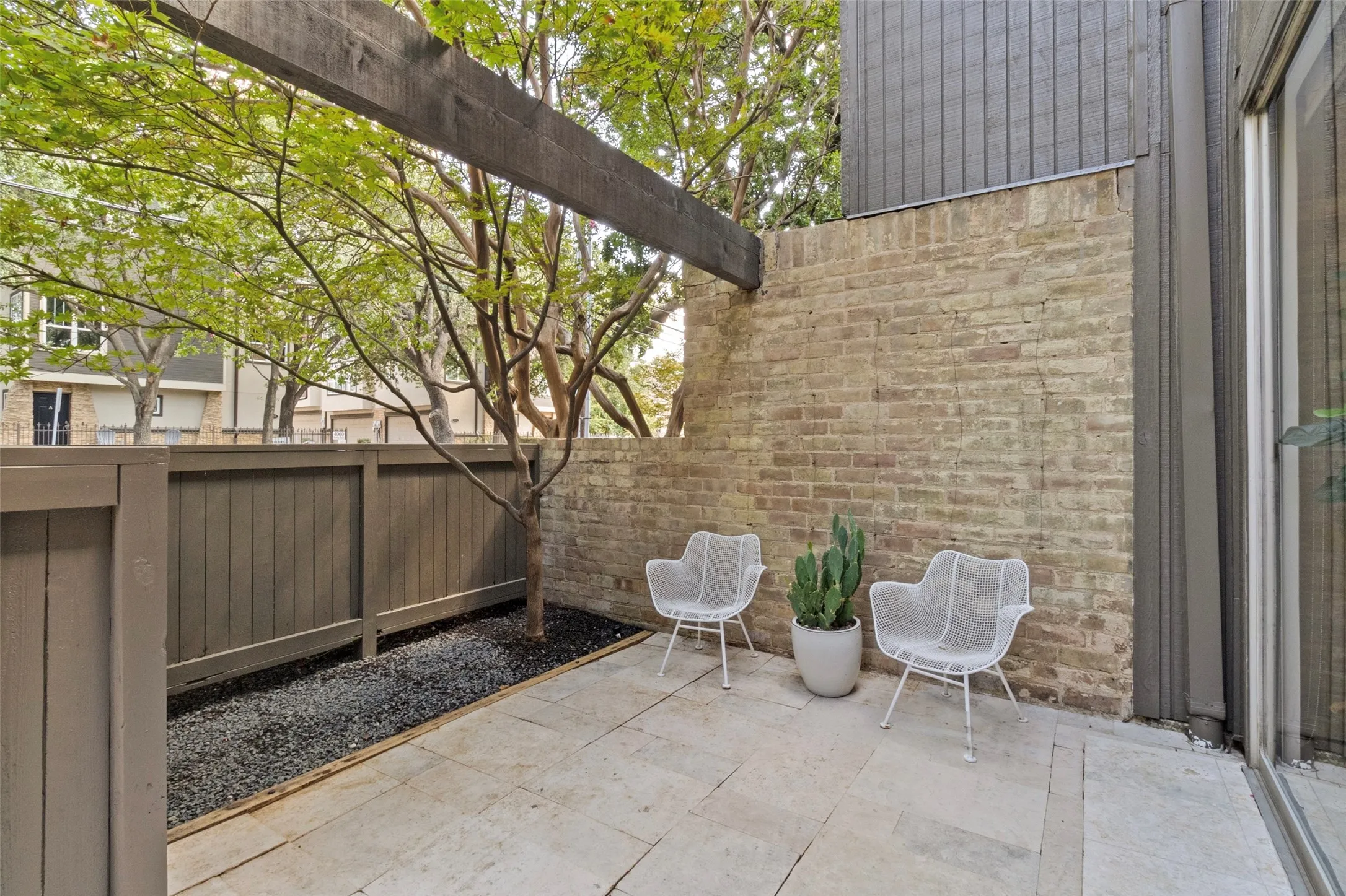 Townhouse For Sale in Dallas County , 4071 Buena Vista Street, Dallas, Texas 75204, 2 Bedroom, 3 Bathroom, 2 Garage spaces, 1,416 Sqft, built in 1973, mls#21380587, Real Estate Agent in Dallas, Homes For Sale in Dallas county, Homes For Sale in Dallas, Realtor in Dallas Texas, Real Estate Brokerage Independent Realty Texas, Luminita Cordes Realtor