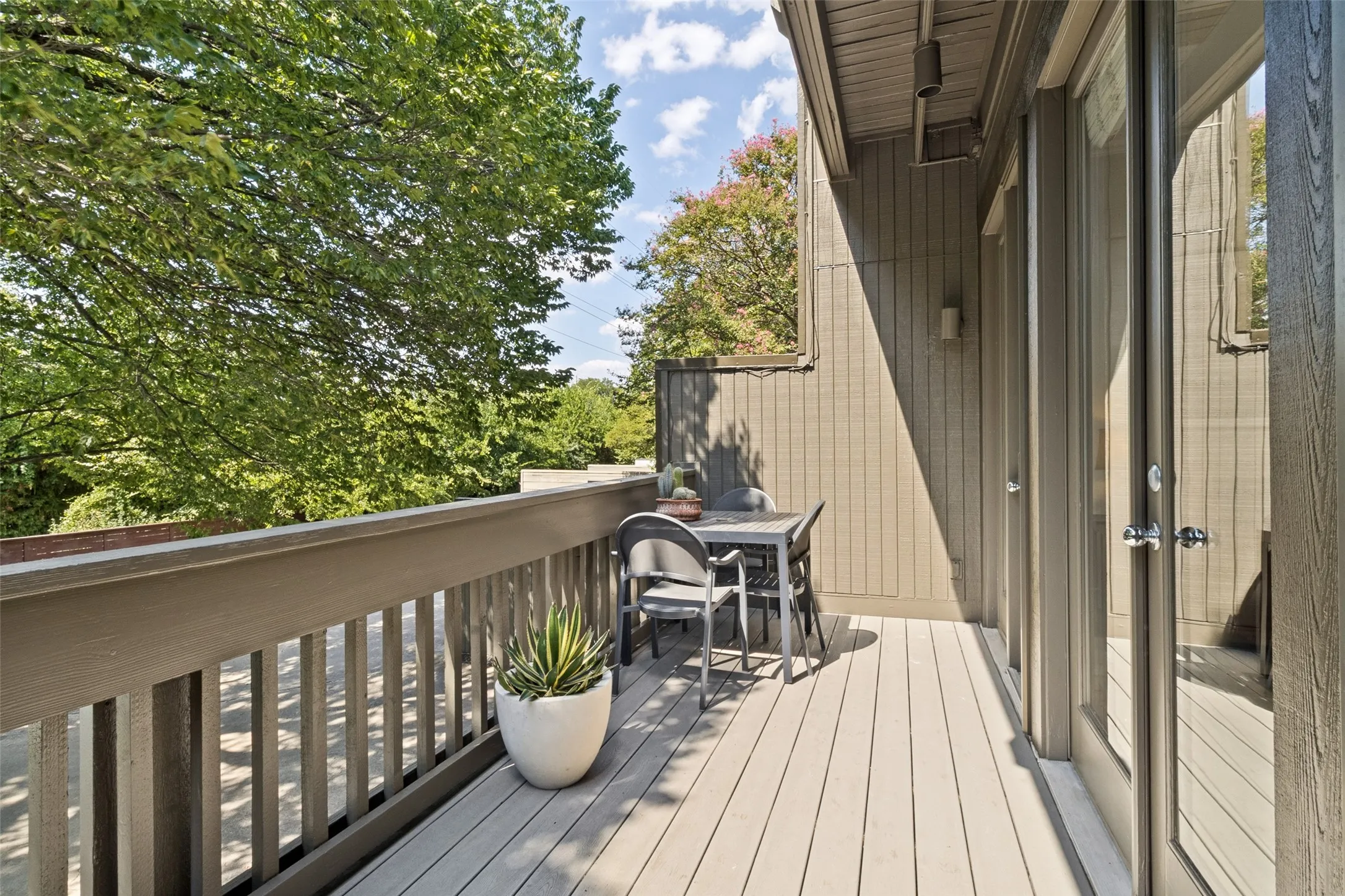 Townhouse For Sale in Dallas County , 4071 Buena Vista Street, Dallas, Texas 75204, 2 Bedroom, 3 Bathroom, 2 Garage spaces, 1,416 Sqft, built in 1973, mls#21380587, Real Estate Agent in Dallas, Homes For Sale in Dallas county, Homes For Sale in Dallas, Realtor in Dallas Texas, Real Estate Brokerage Independent Realty Texas, Luminita Cordes Realtor
