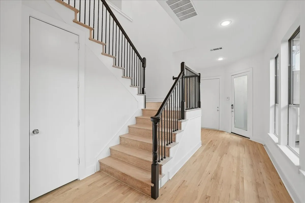 Single Family Residence For Sale in Dallas County , 5642 Ellsworth Avenue, Dallas, Texas 75206, 3 Bedroom, 3 Bathroom, 2 Garage spaces, 3,026 Sqft, built in 2007, mls#21370749, Real Estate Agent in Dallas, Homes For Sale in Dallas county, Homes For Sale in Dallas, Realtor in Dallas Texas, Real Estate Brokerage Independent Realty Texas, Luminita Cordes Realtor