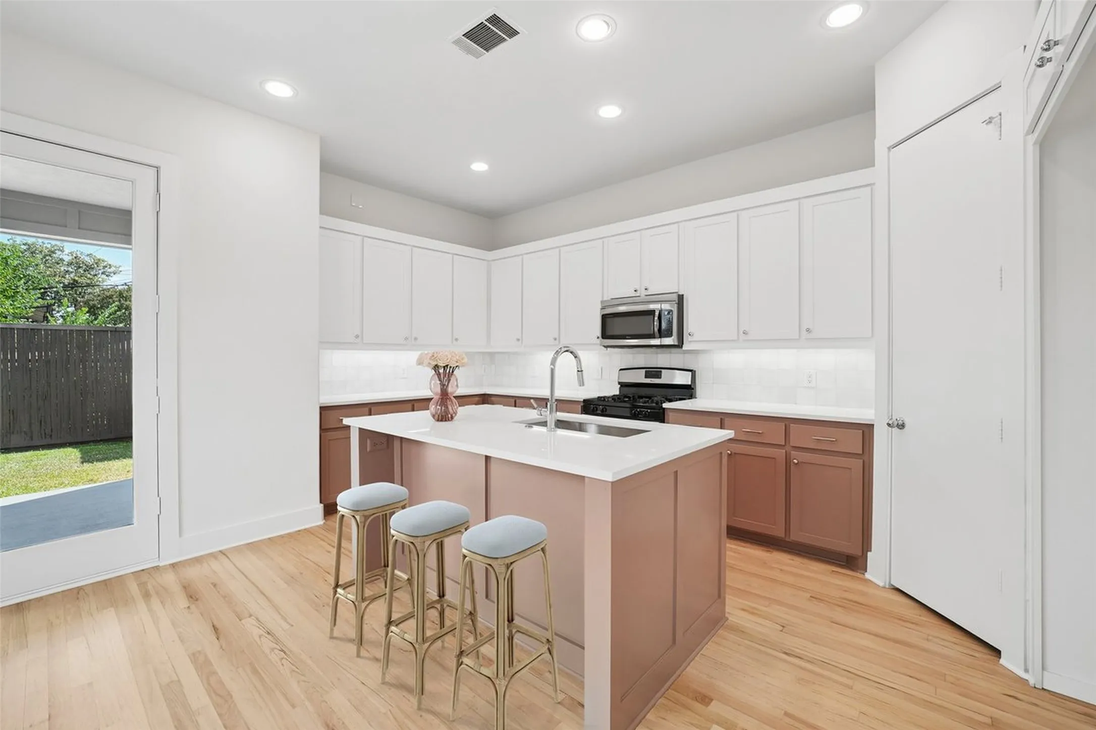 Single Family Residence For Sale in Dallas County , 5642 Ellsworth Avenue, Dallas, Texas 75206, 3 Bedroom, 3 Bathroom, 2 Garage spaces, 3,026 Sqft, built in 2007, mls#21370749, Real Estate Agent in Dallas, Homes For Sale in Dallas county, Homes For Sale in Dallas, Realtor in Dallas Texas, Real Estate Brokerage Independent Realty Texas, Luminita Cordes Realtor