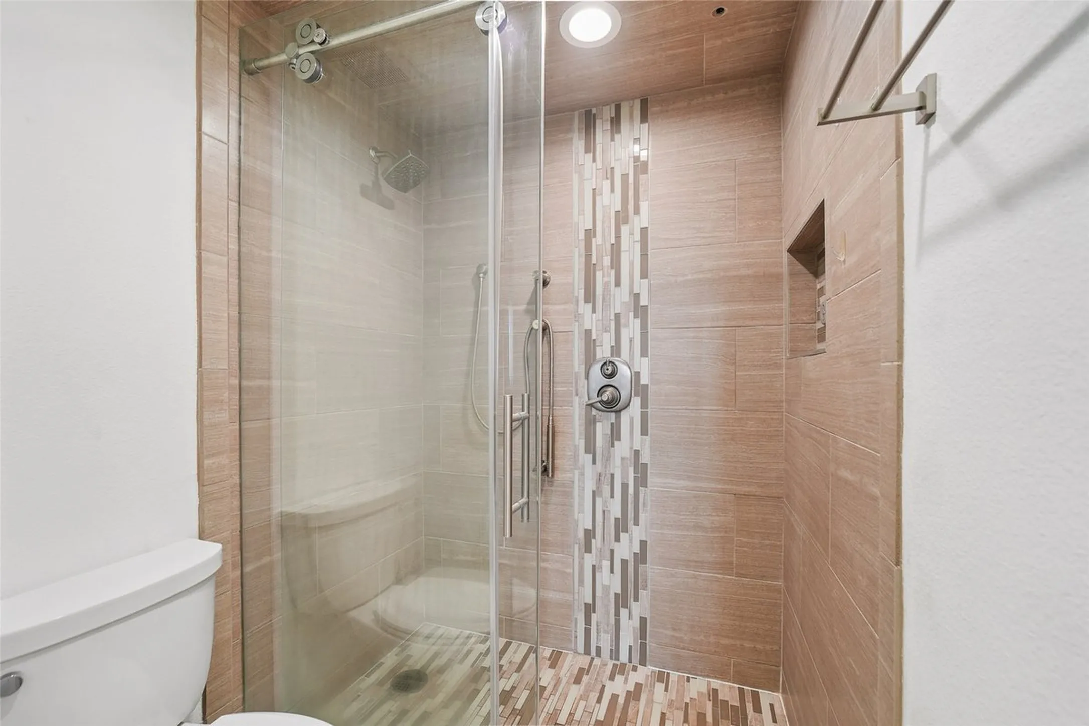 Condominium For Sale in Dallas County , 6335 W Northwest Highway 1514, Dallas, Texas 75225, 2 Bedroom, 2 Bathroom, 2 Garage spaces, 1,543 Sqft, built in 1966, mls#21371442, Real Estate Agent in Dallas, Homes For Sale in Dallas county, Homes For Sale in Dallas, Realtor in Dallas Texas, Real Estate Brokerage Independent Realty Texas, Luminita Cordes Realtor
