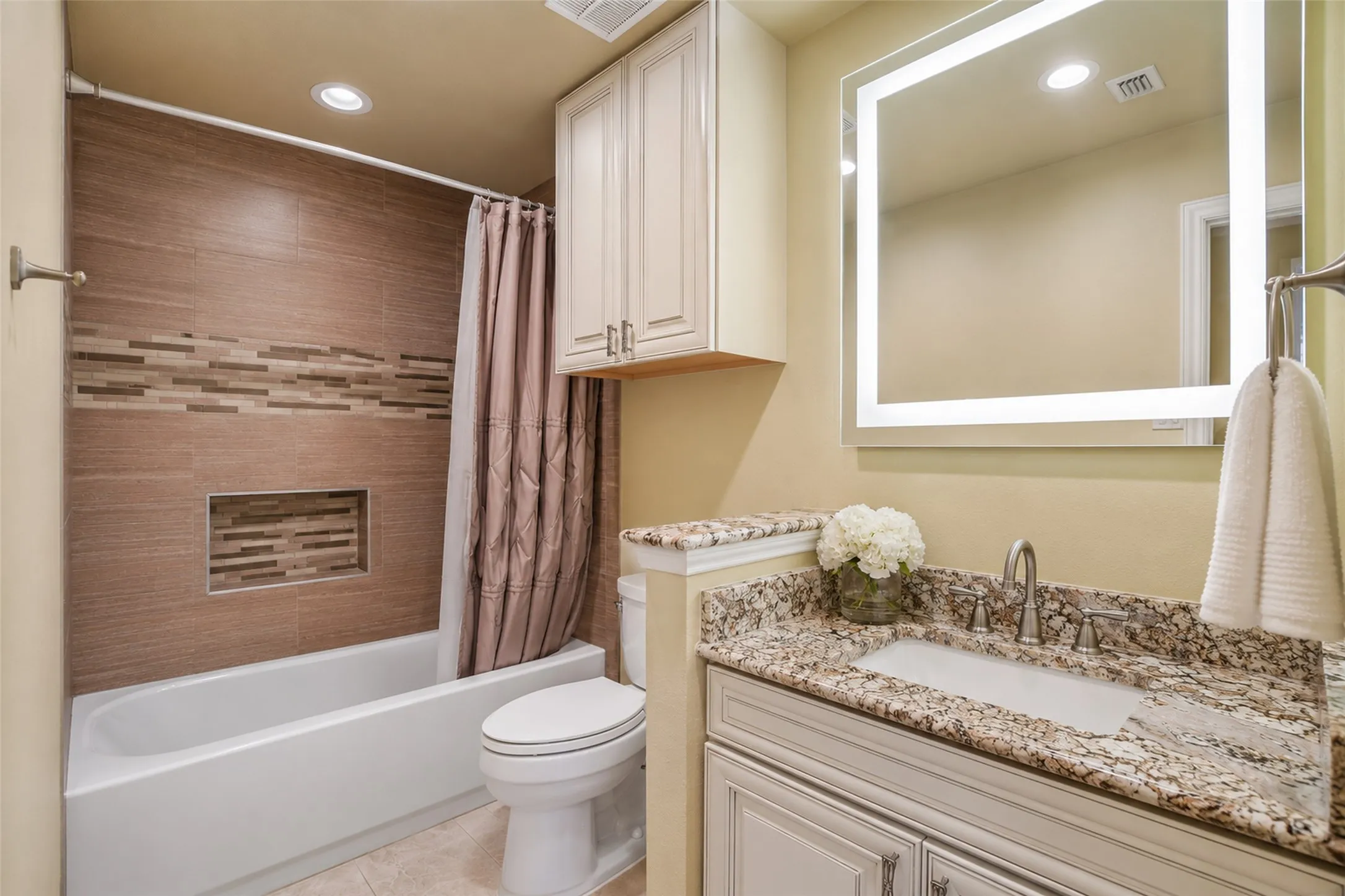 Condominium For Sale in Dallas County , 6335 W Northwest Highway 1514, Dallas, Texas 75225, 2 Bedroom, 2 Bathroom, 2 Garage spaces, 1,543 Sqft, built in 1966, mls#21371442, Real Estate Agent in Dallas, Homes For Sale in Dallas county, Homes For Sale in Dallas, Realtor in Dallas Texas, Real Estate Brokerage Independent Realty Texas, Luminita Cordes Realtor