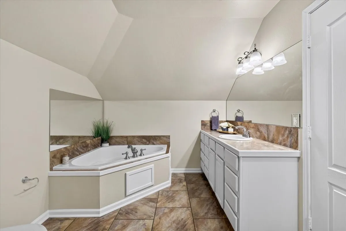 Single Family Residence For Sale in Henderson County , 7900 Private Road 7905, Athens, Texas 75752, 4 Bedroom, 3 Bathroom, 2 Garage spaces, 2,198 Sqft, built in 2008, mls#21381540, Real Estate Agent in Athens, Homes For Sale in Henderson county, Homes For Sale in Athens, Realtor in Athens Texas, Real Estate Brokerage Independent Realty Texas, Luminita Cordes Realtor